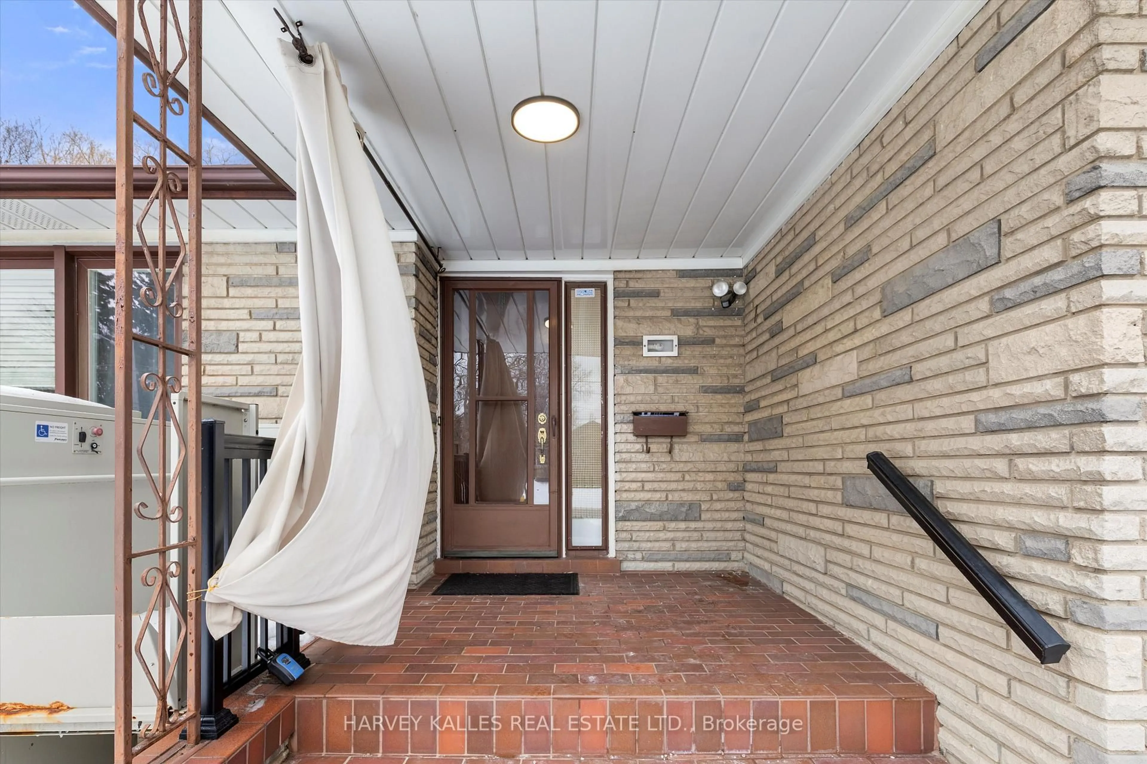 Indoor foyer for 118 Palm Dr, Toronto Ontario M3H 2C4