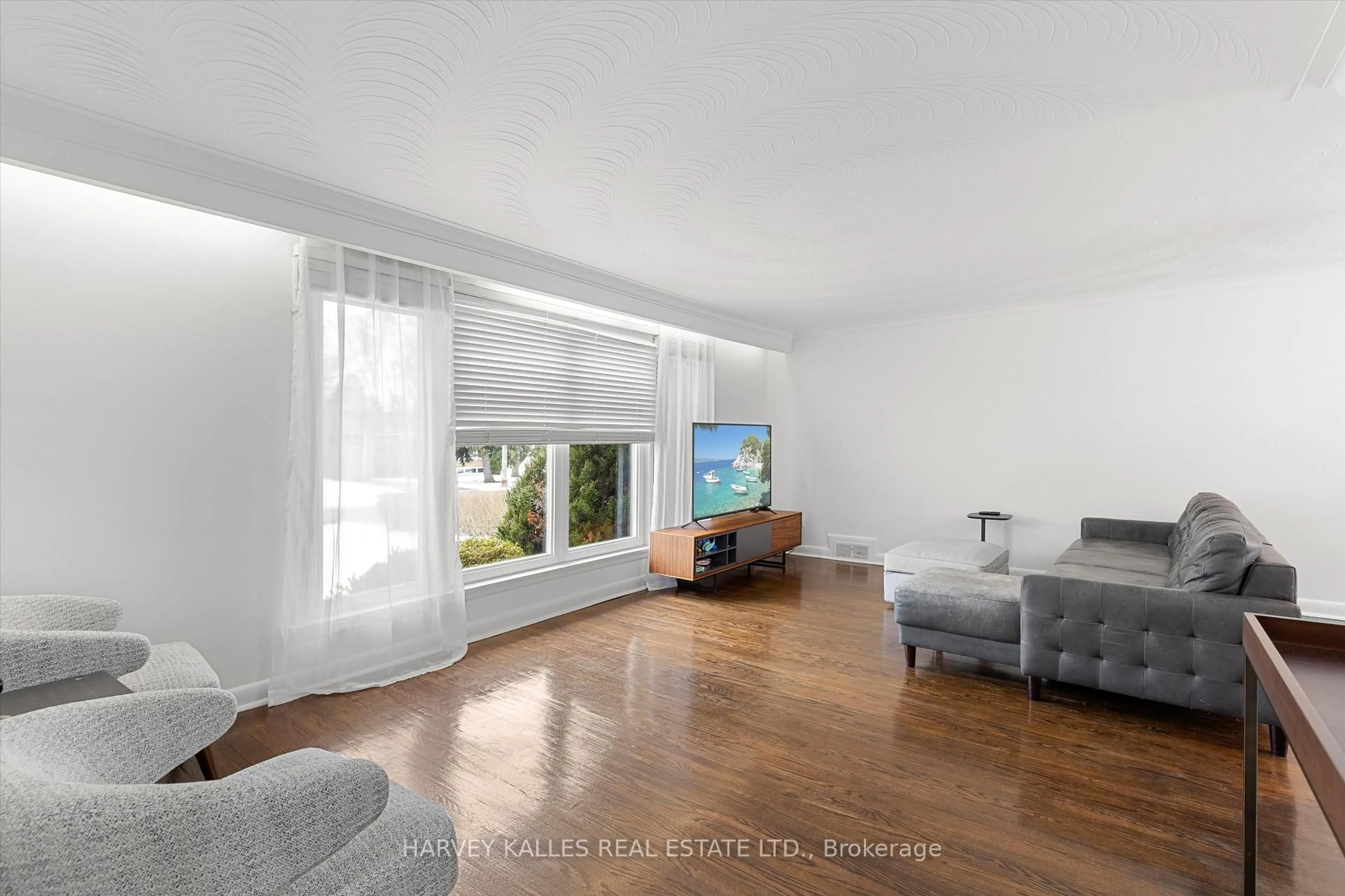 Living room with furniture, unknown for 118 Palm Dr, Toronto Ontario M3H 2C4