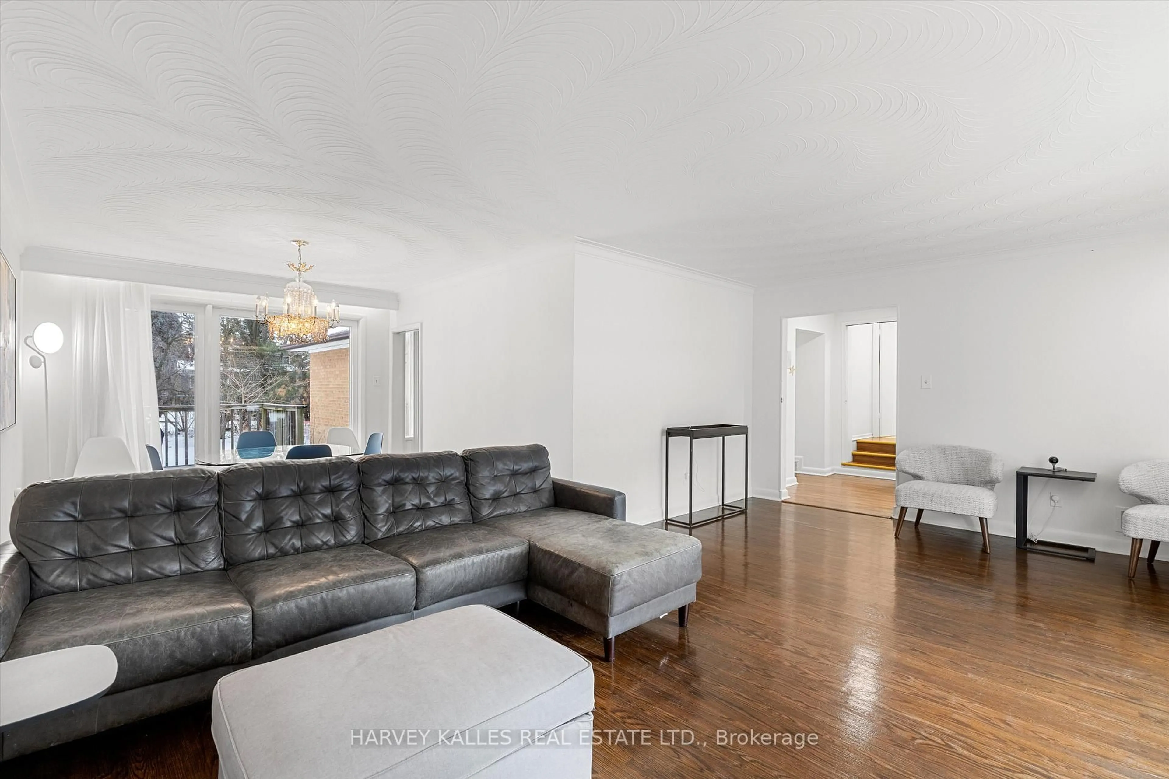 Living room with furniture, unknown for 118 Palm Dr, Toronto Ontario M3H 2C4