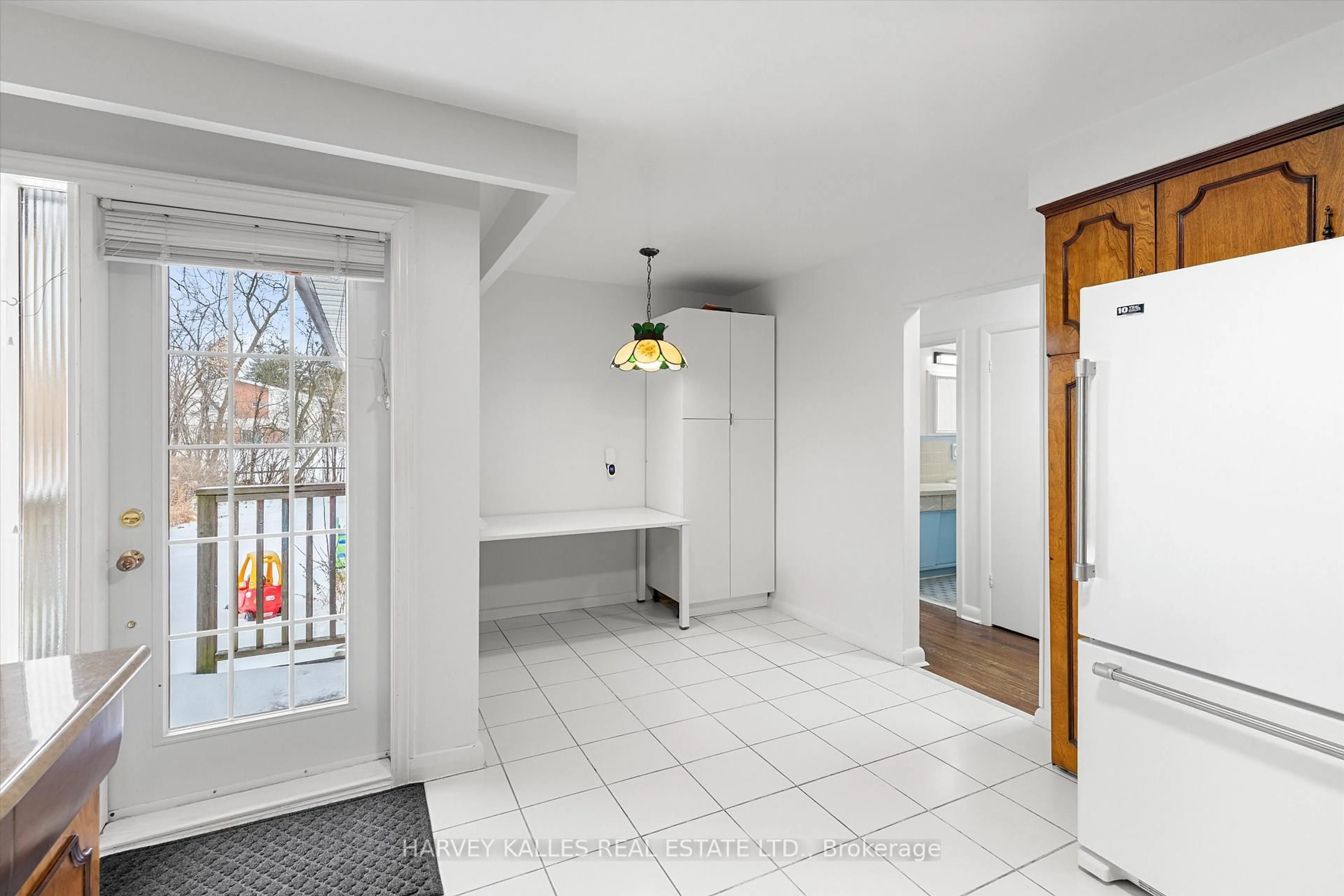 Indoor entryway for 118 Palm Dr, Toronto Ontario M3H 2C4