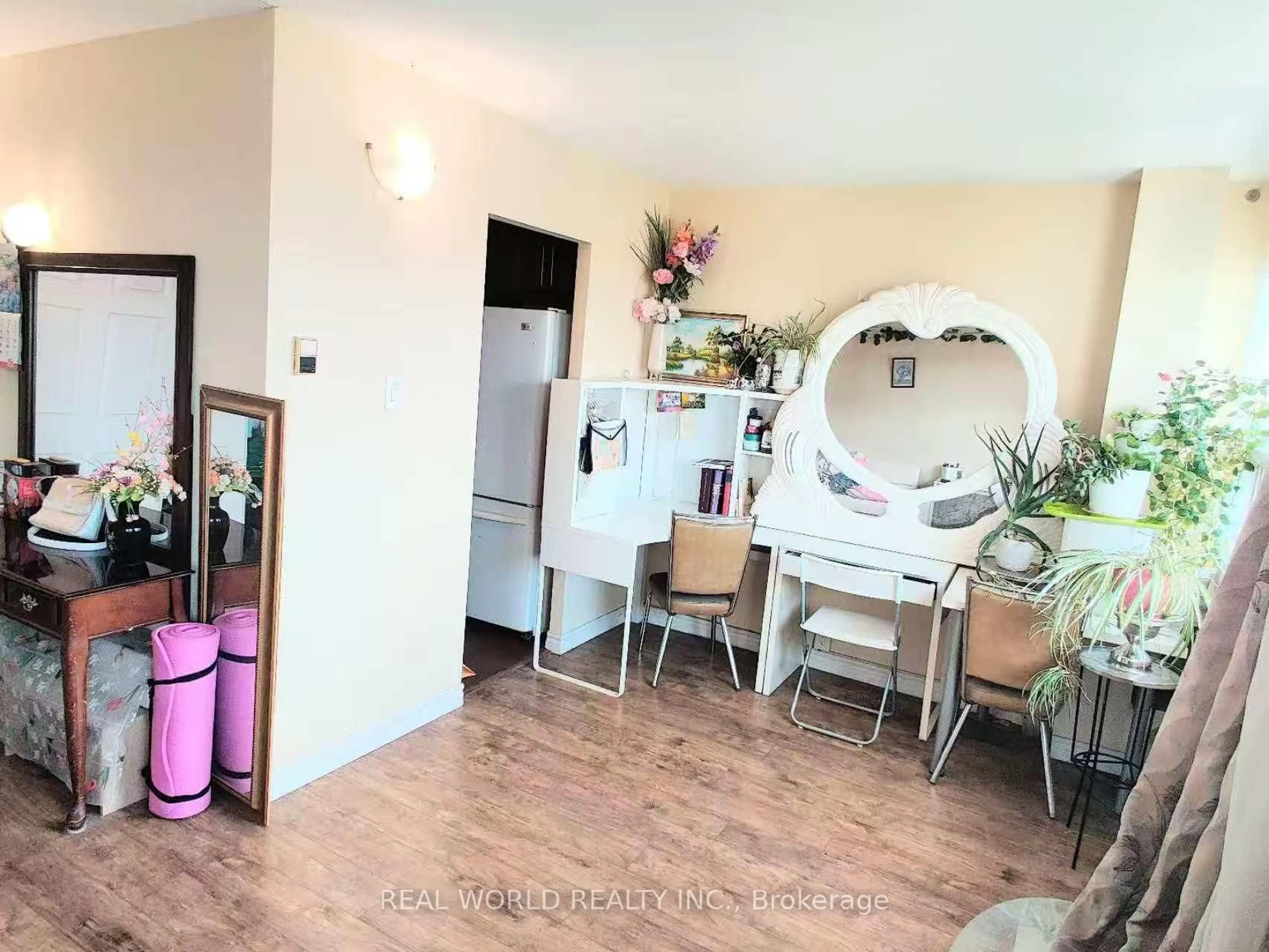 A pic of a room for 100 Leeward Glwy #806, Toronto Ontario M3C 2Z1