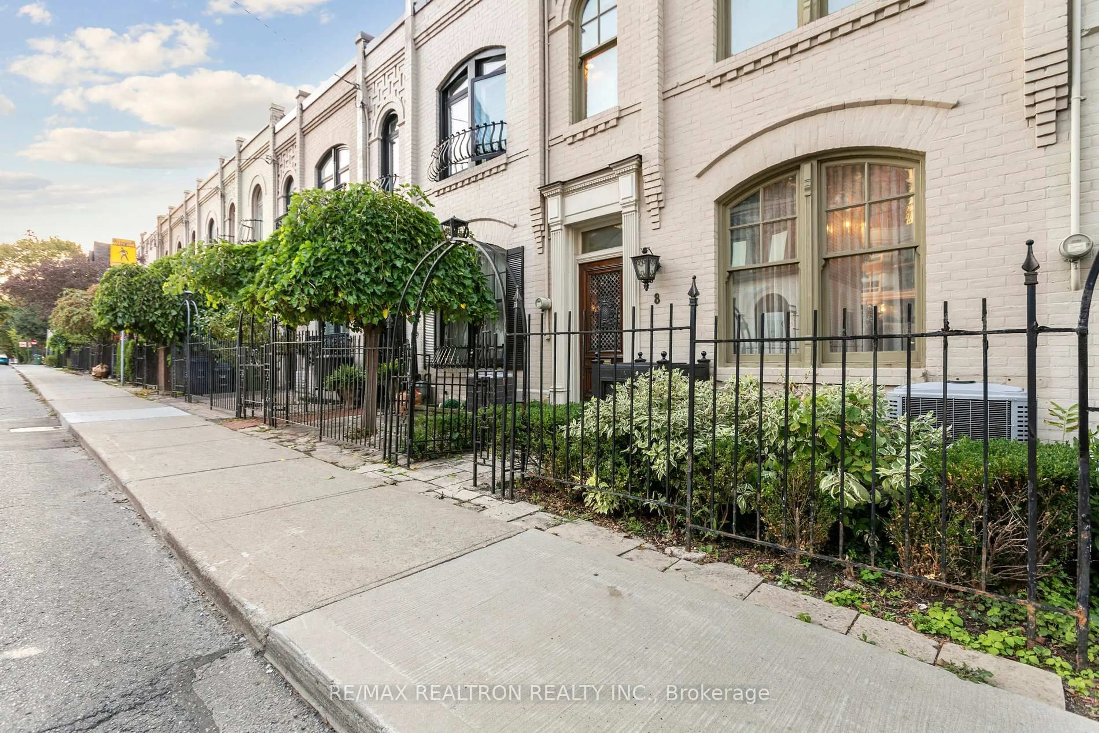 Patio, street for 8 Belmont St, Toronto Ontario M5R 1P8