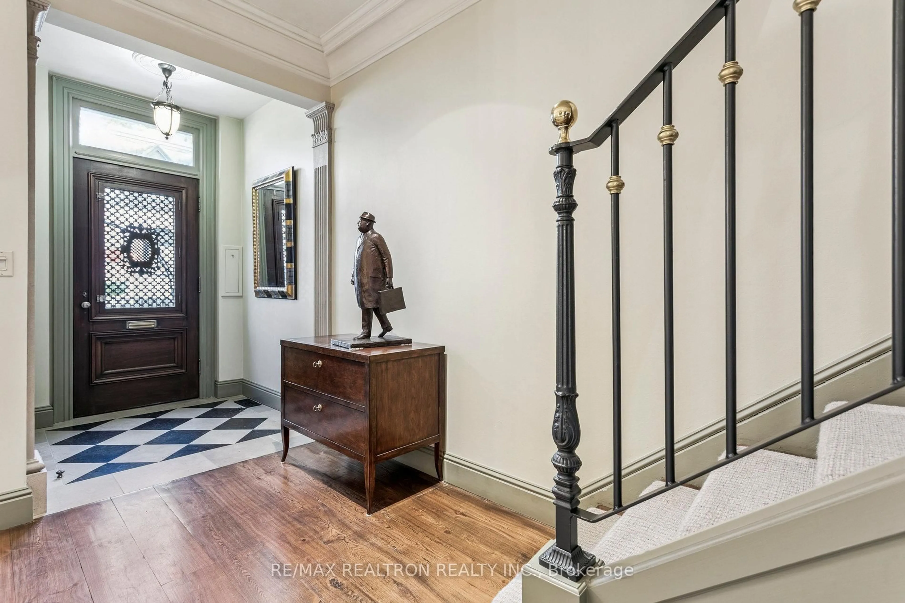 Indoor foyer for 8 Belmont St, Toronto Ontario M5R 1P8