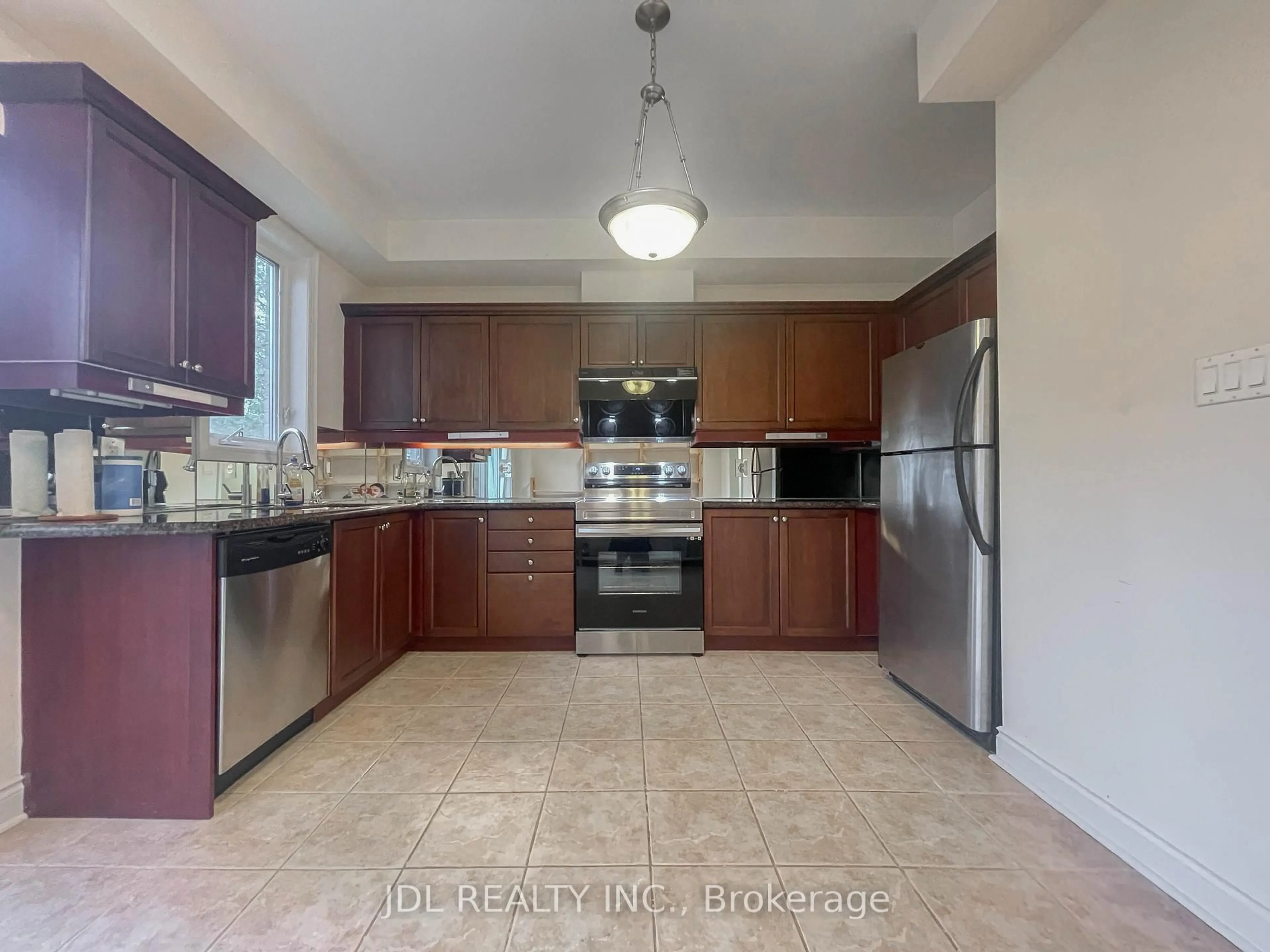 Standard kitchen, ceramic/tile floor for 3 Garvin Mews, Toronto Ontario M2N 0B2