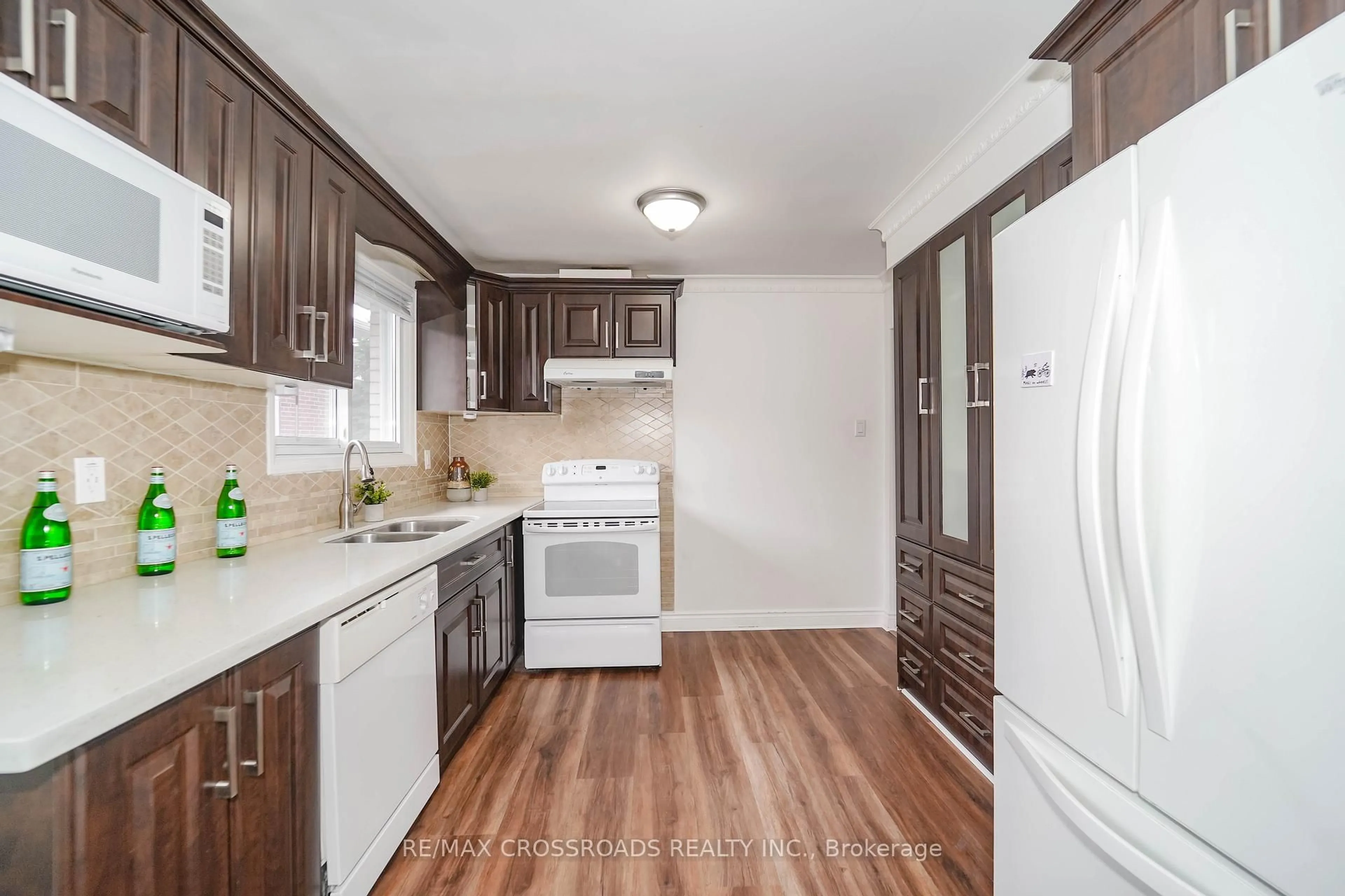 Standard kitchen, wood/laminate floor for 8 Topaz Gate, Toronto Ontario M2M 2Z7