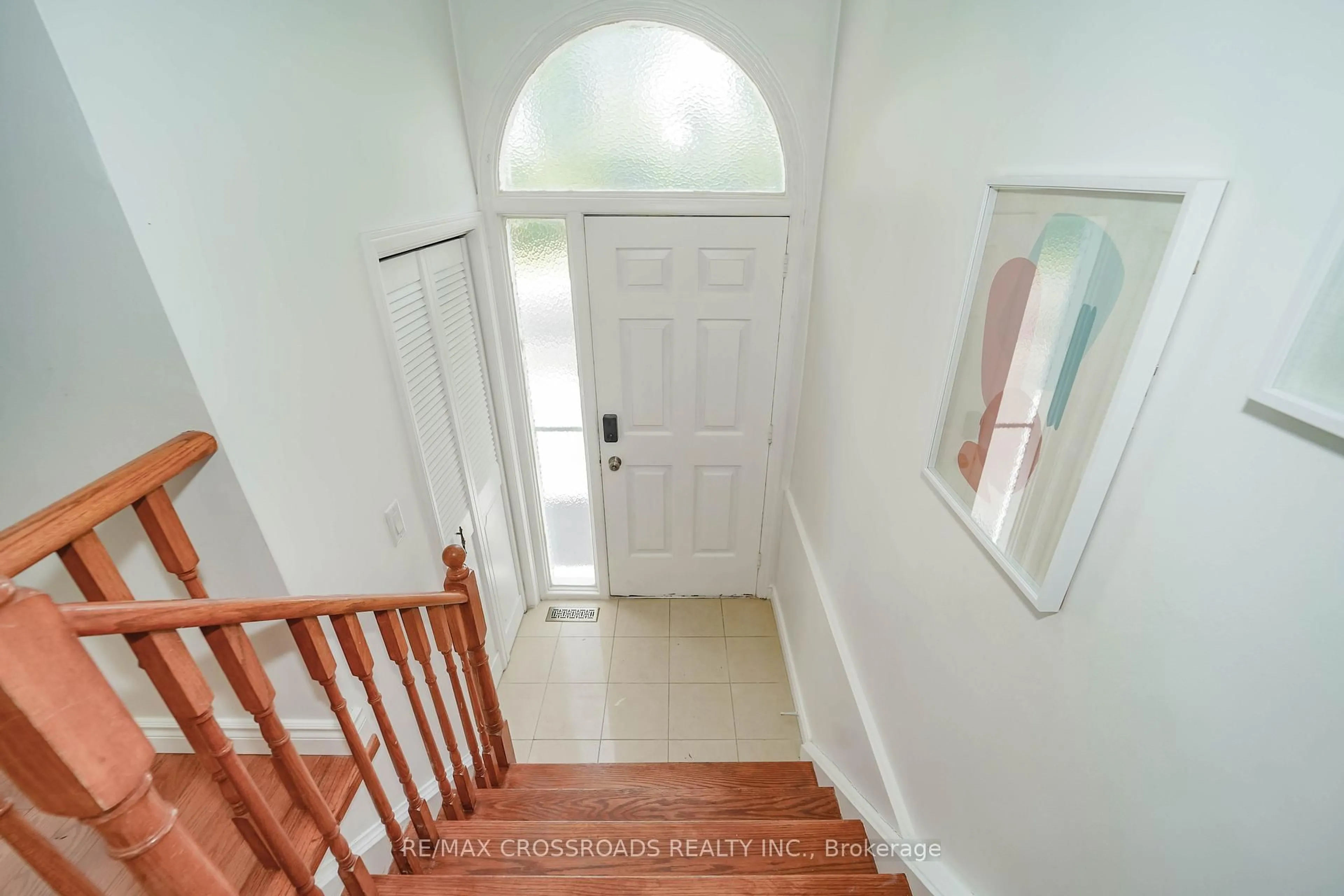 Indoor entryway for 8 Topaz Gate, Toronto Ontario M2M 2Z7