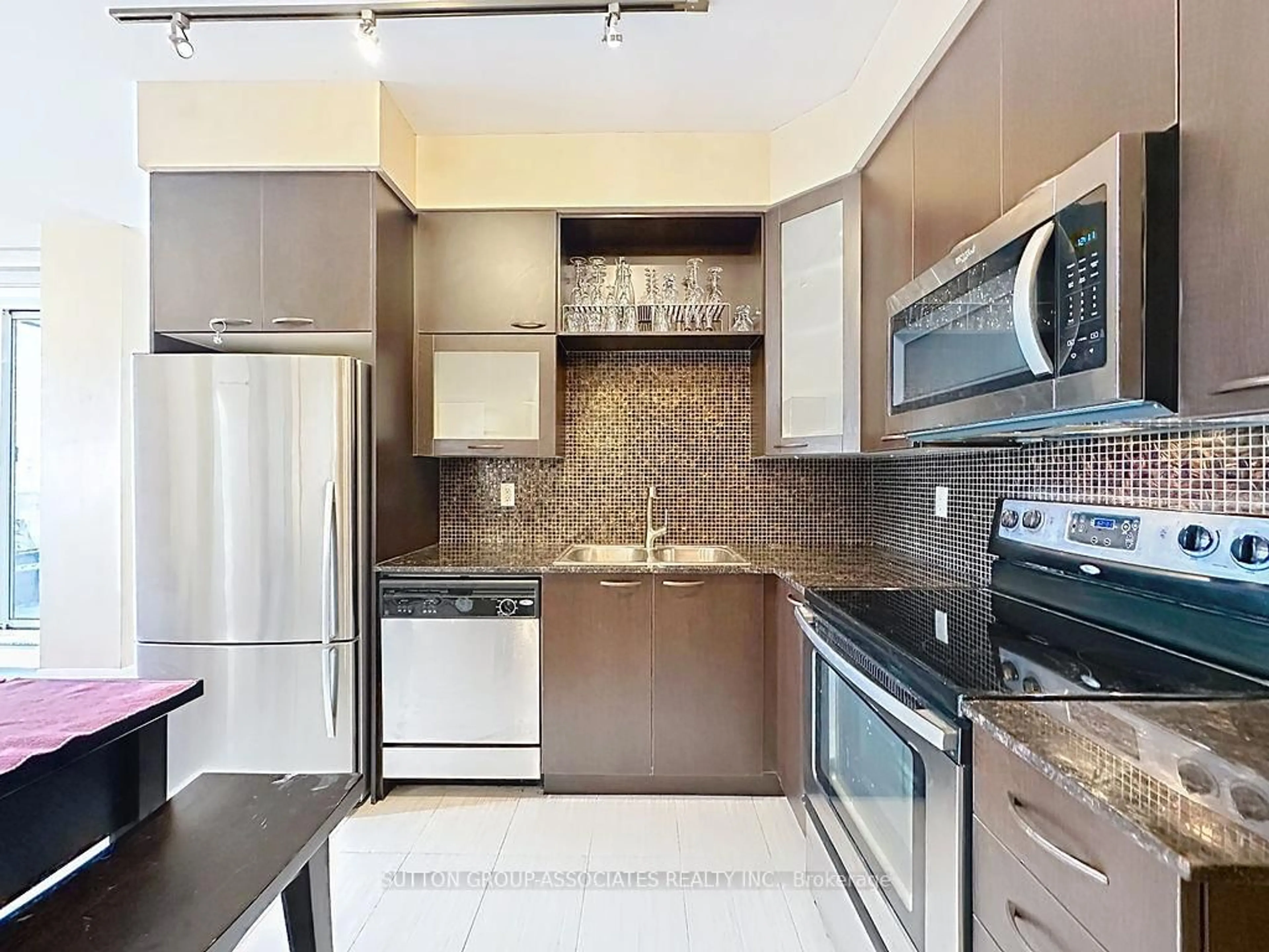 Standard kitchen, ceramic/tile floor for 500 Sherbourne St #603, Toronto Ontario M4X 1L1
