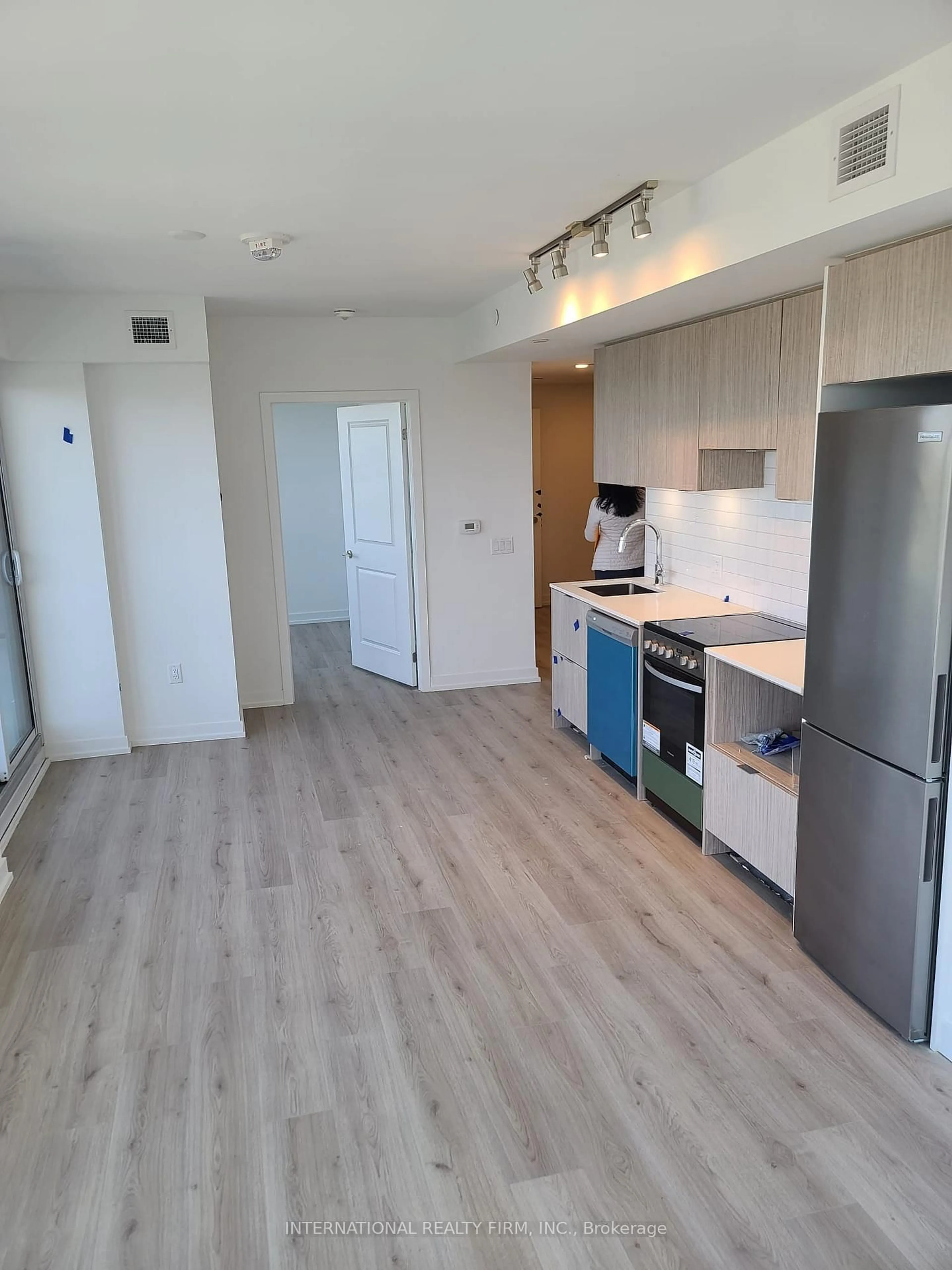 Standard kitchen, wood/laminate floor for 395 Bloor St #4602, Toronto Ontario M4W 1H7