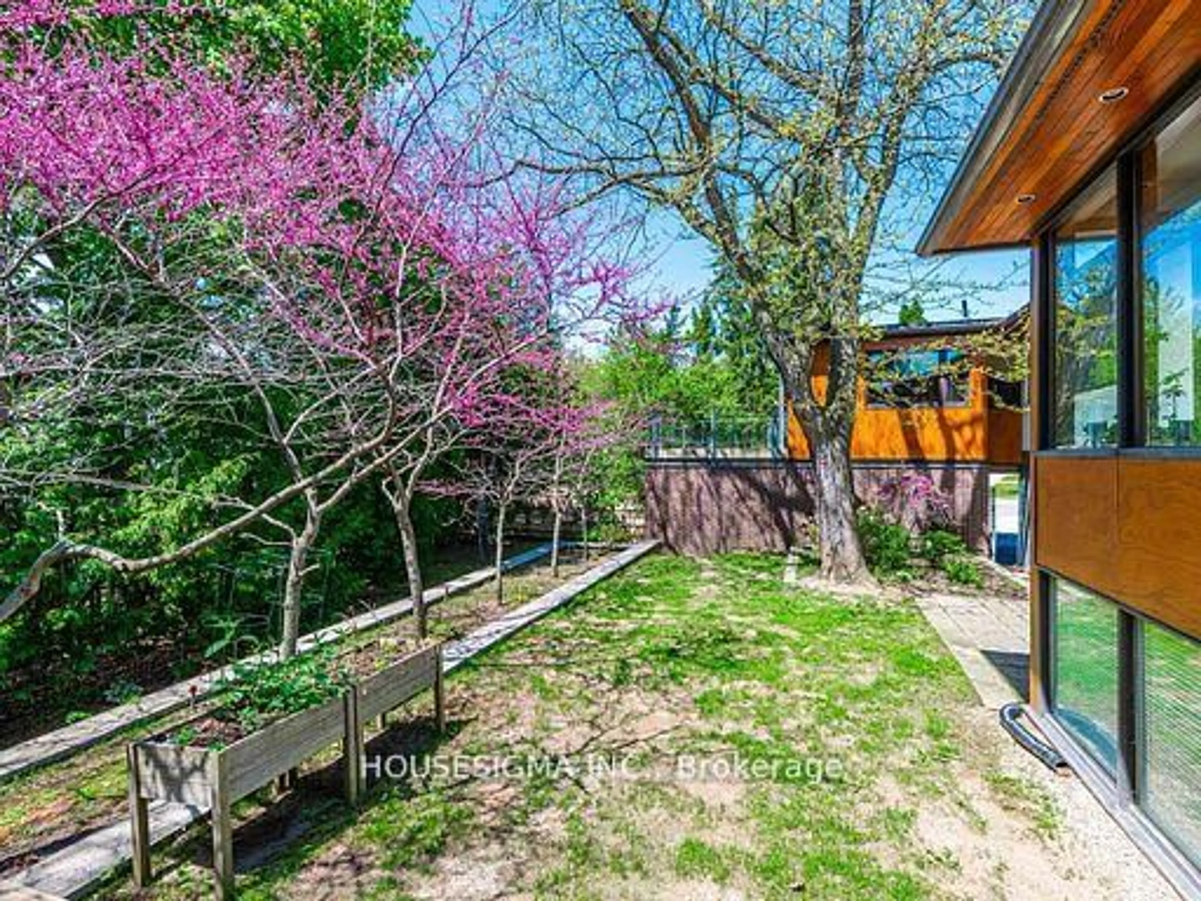 A pic from outside/outdoor area/front of a property/back of a property/a pic from drone, forest/trees view for 94 Laurentide Dr, Toronto Ontario M3A 3E5