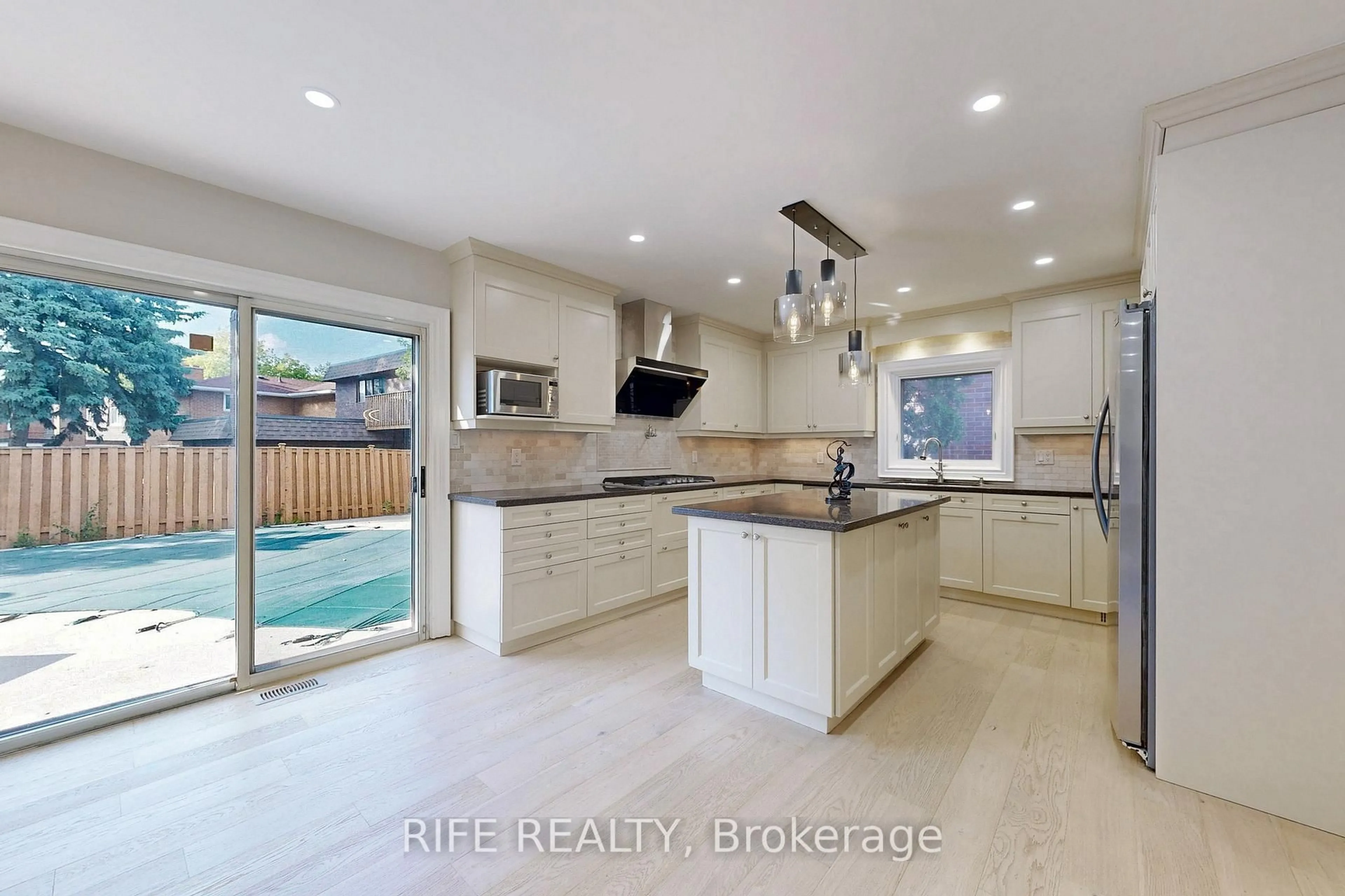 Open concept kitchen, ceramic/tile floor for 8 Elliotwood Crt, Toronto Ontario M2L 2P9