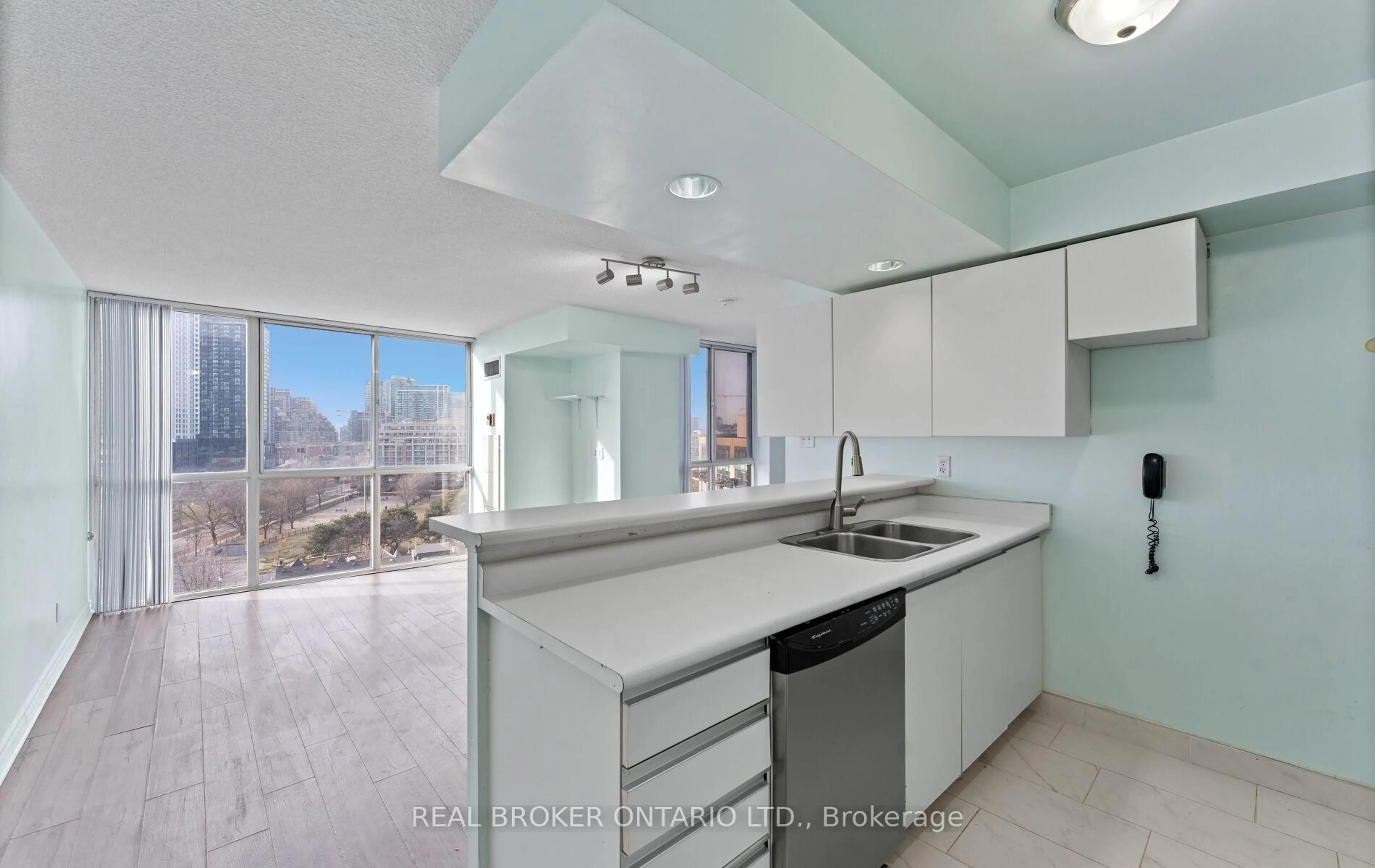 Open concept kitchen, ceramic/tile floor for 801 King St #907, Toronto Ontario M5V 3C9