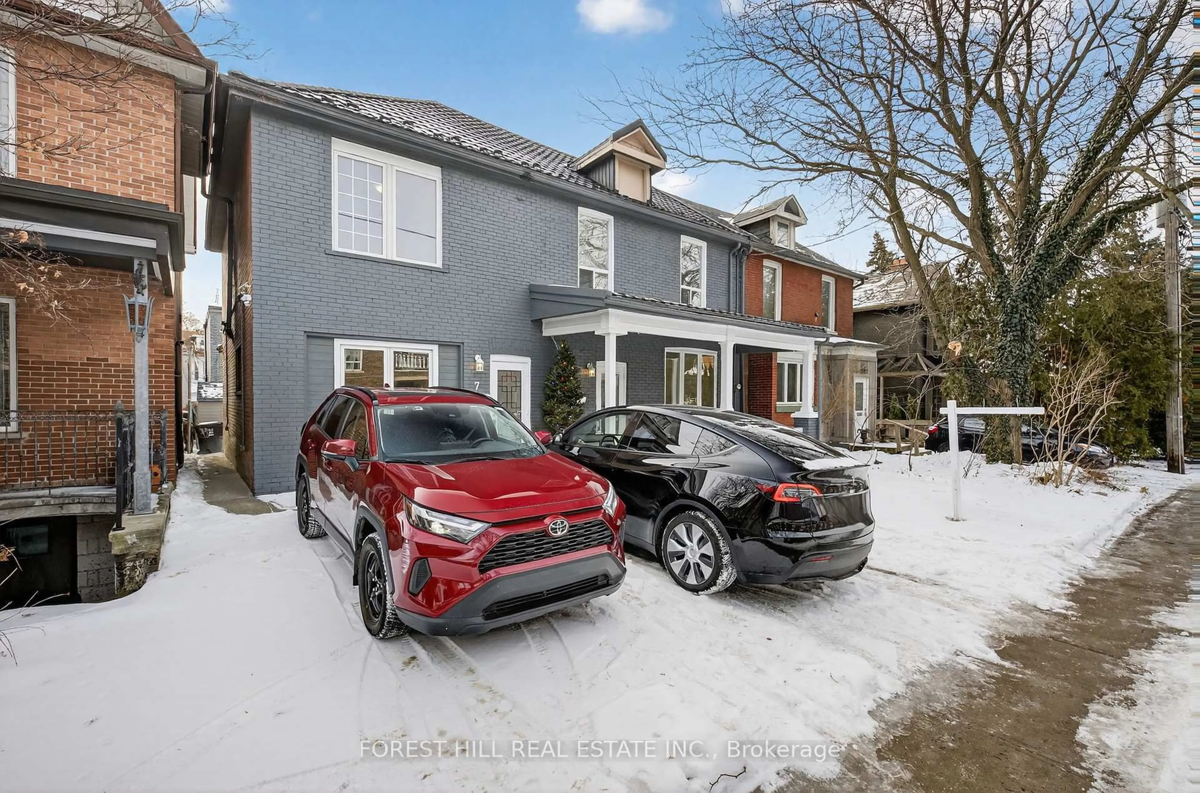 A pic from outside/outdoor area/front of a property/back of a property/a pic from drone, street for 7 Ellsworth Ave, Toronto Ontario M6G 2K4