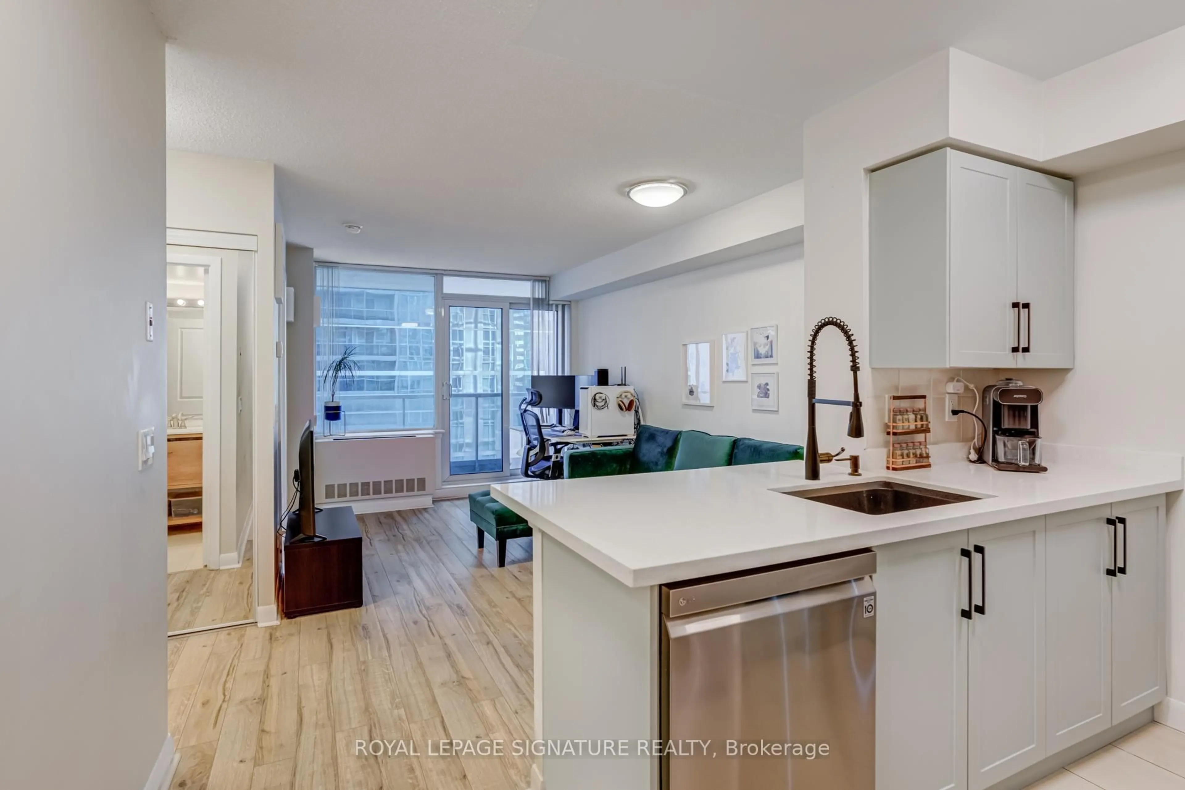 Open concept kitchen, unknown for 4978 Yonge St #1011, Toronto Ontario M2N 7G8