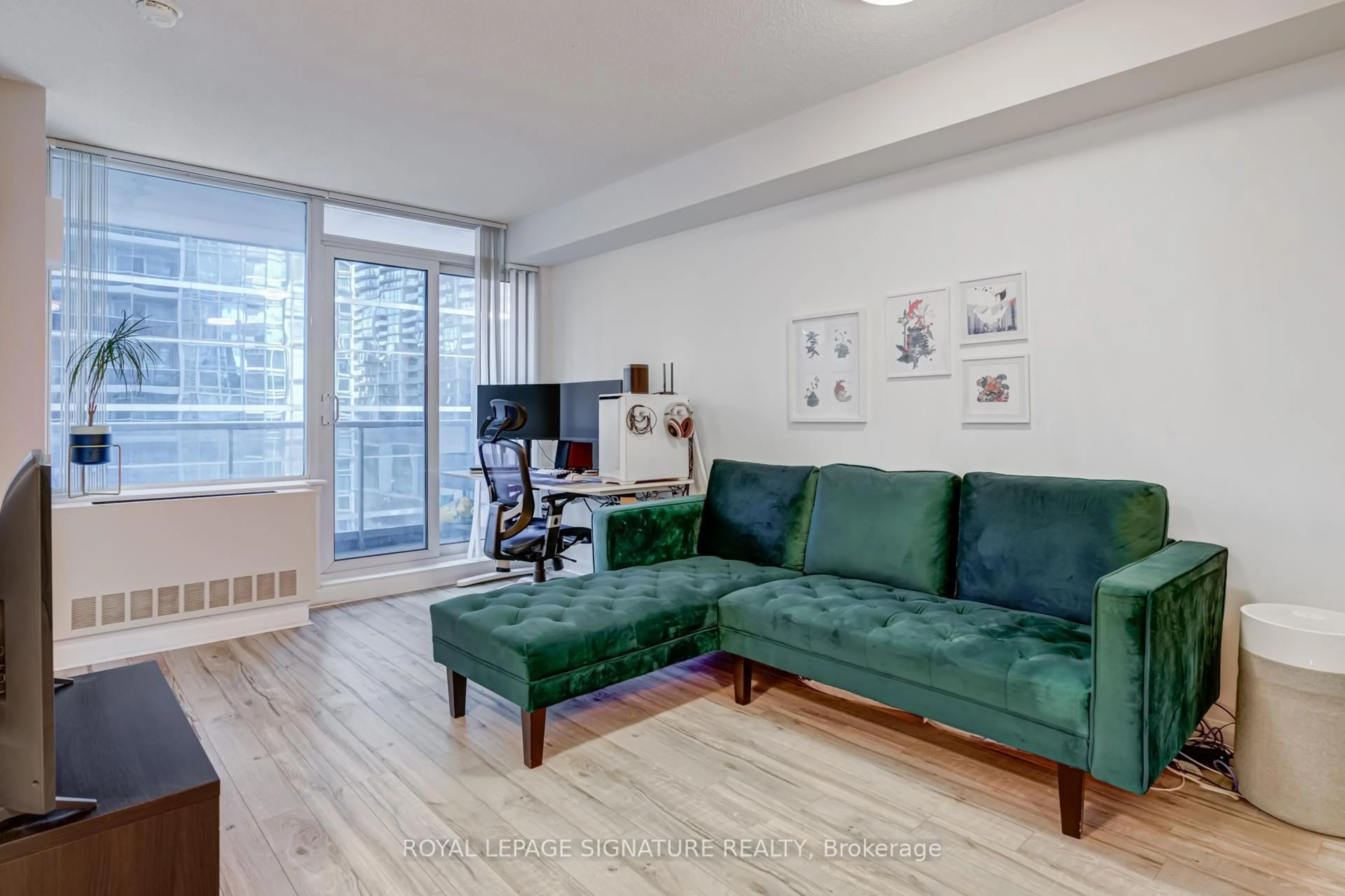 Living room with furniture, unknown for 4978 Yonge St #1011, Toronto Ontario M2N 7G8