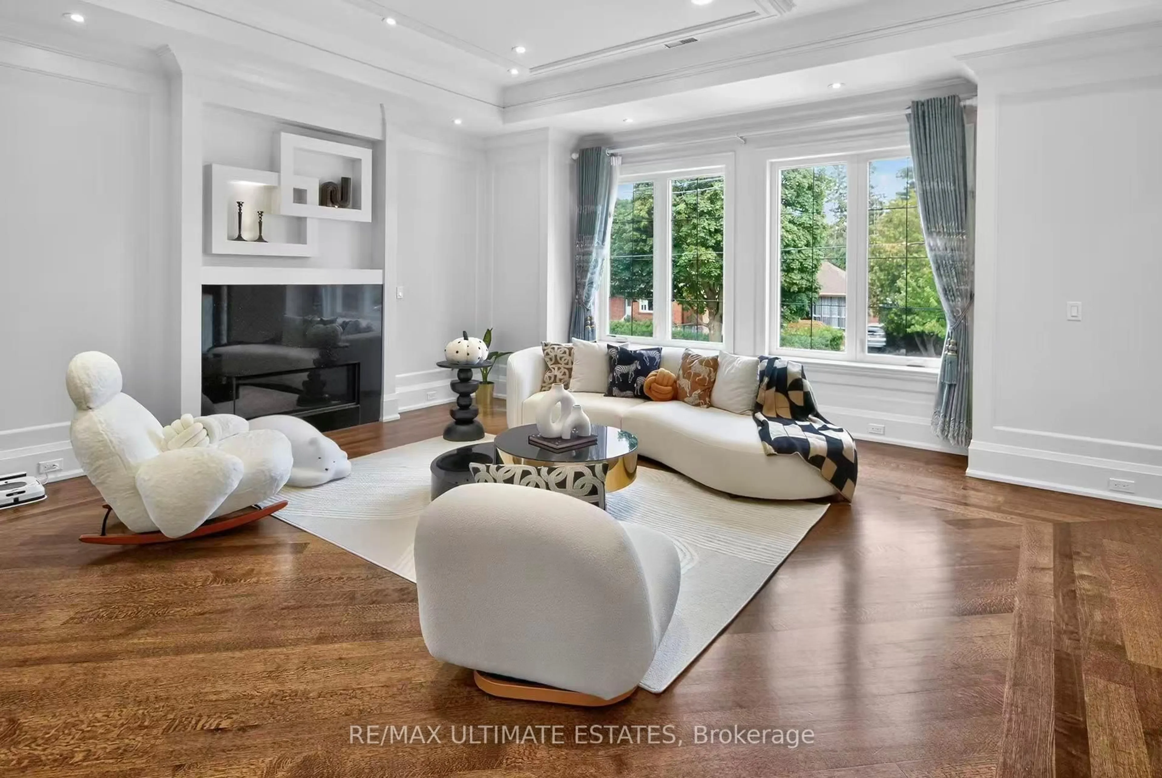 Living room with furniture, unknown for 26 Madawaska Ave, Toronto Ontario M2M 2P9