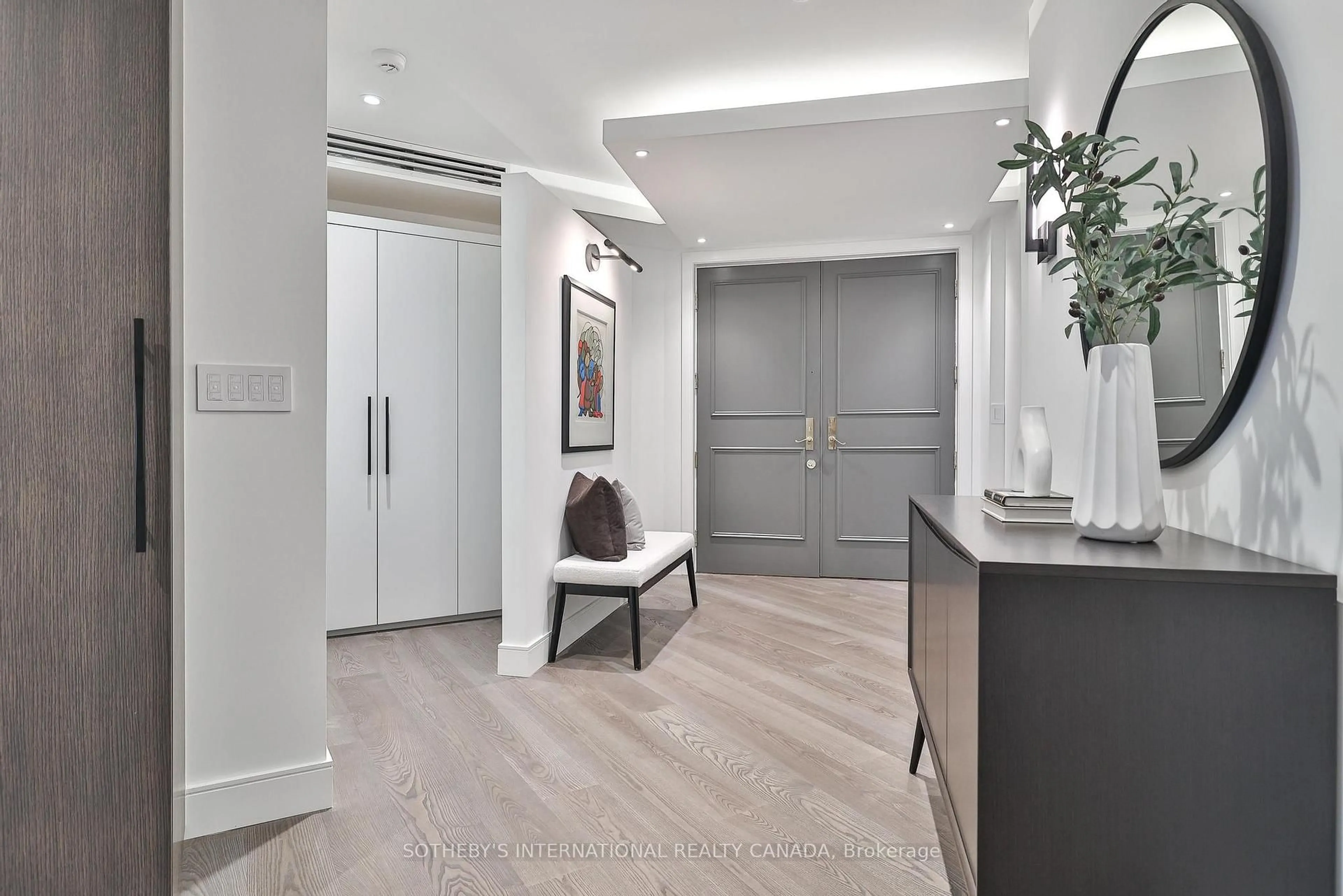 Indoor entryway for 342 Spadina Rd #405, Toronto Ontario M5P 2V4