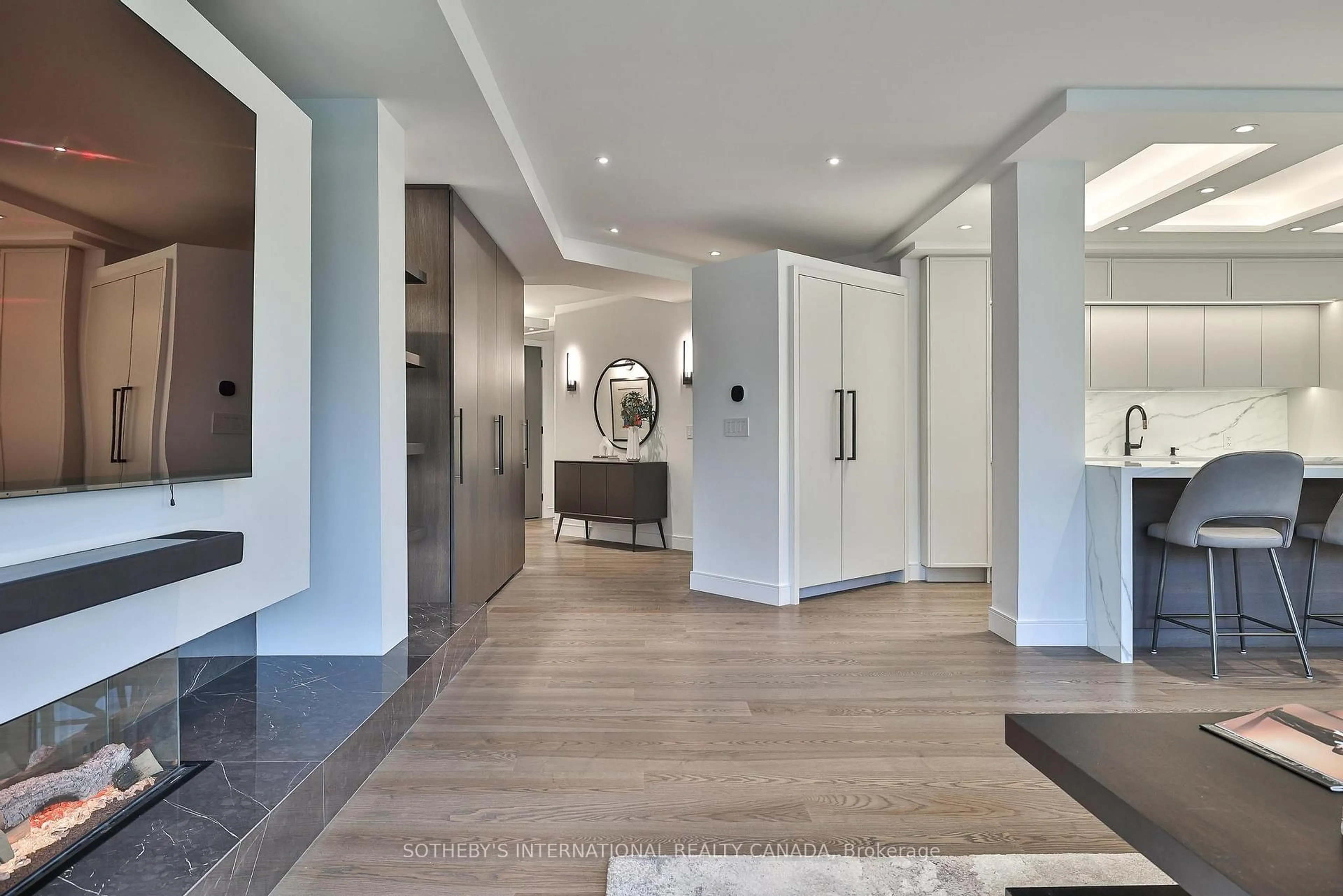 Indoor entryway for 342 Spadina Rd #405, Toronto Ontario M5P 2V4