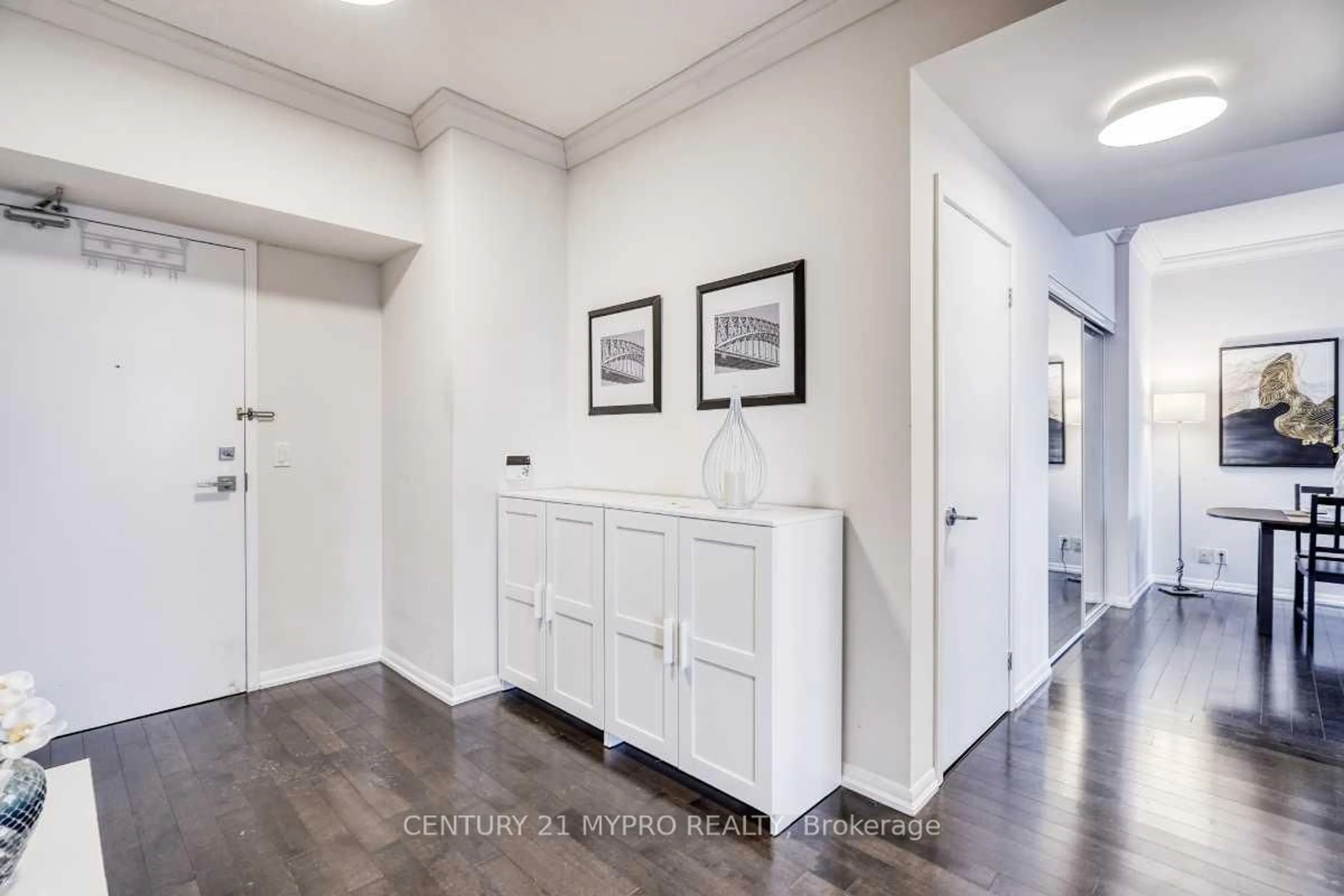 Indoor entryway for 832 Bay St #2810, Toronto Ontario M5S 1Z6