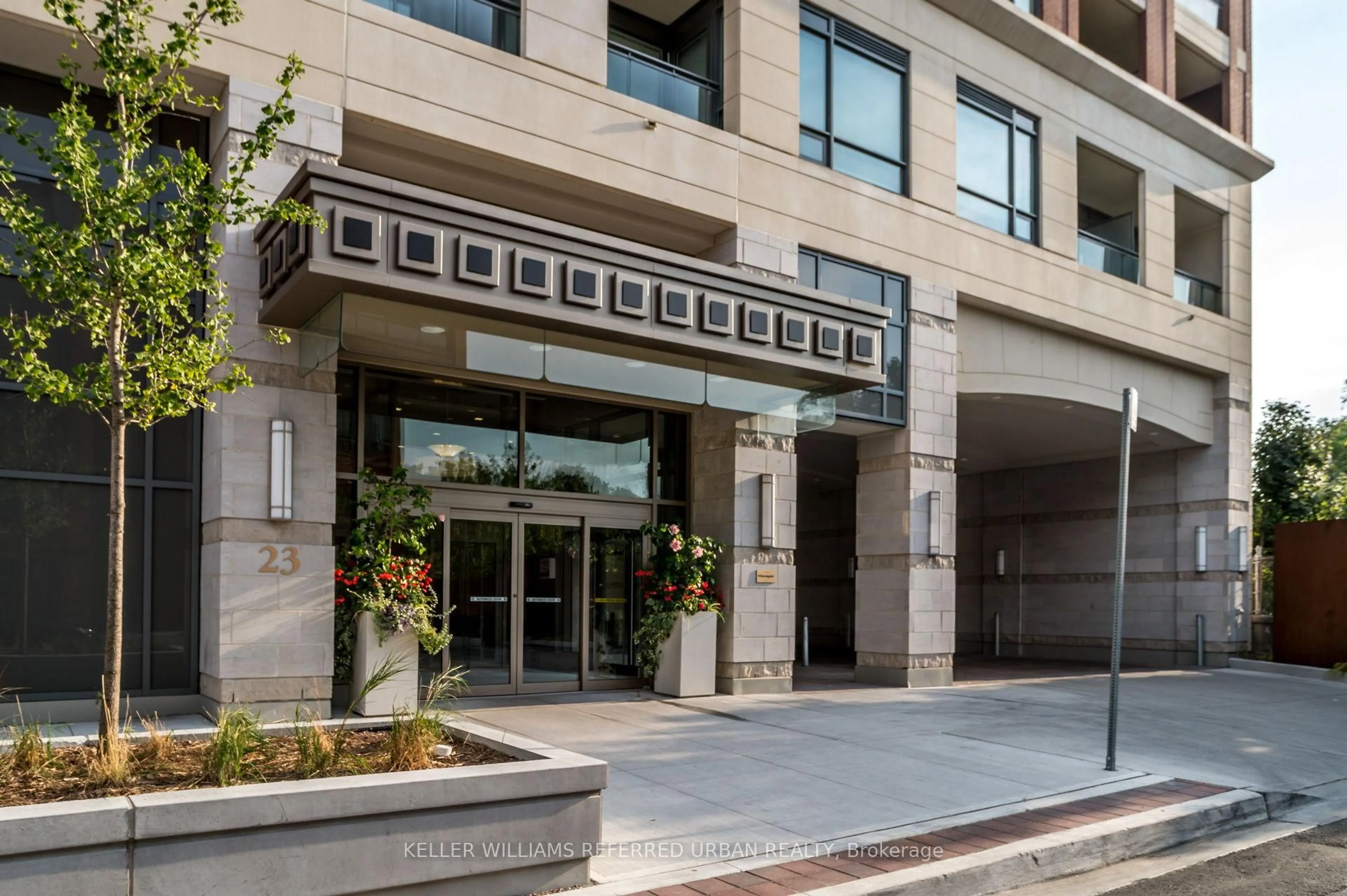 Indoor foyer for 23 Glebe Rd #725, Toronto Ontario M5P 0A1