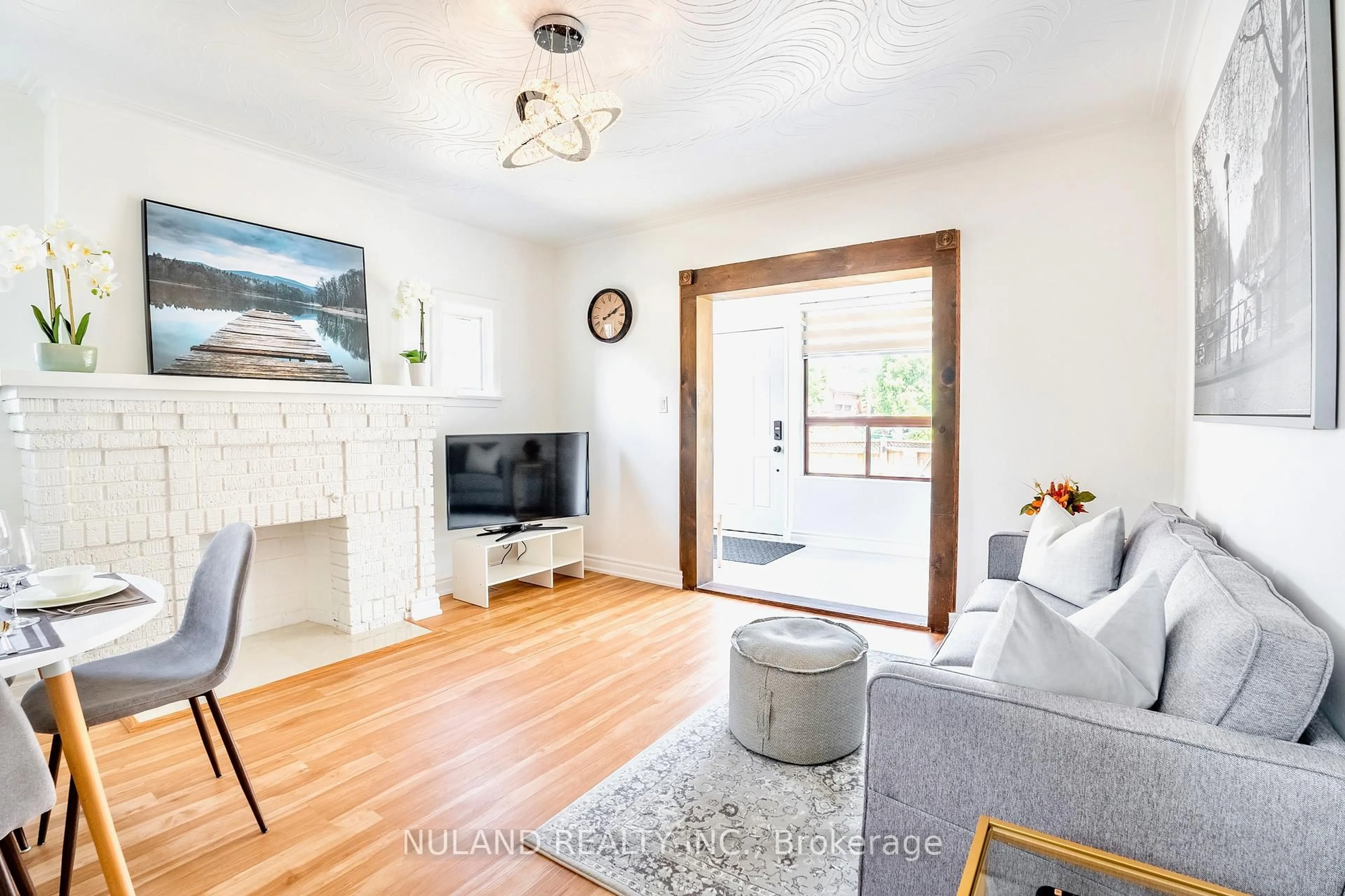 Living room with furniture, wood/laminate floor for 56 Blandford St, Toronto Ontario M6E 3A7