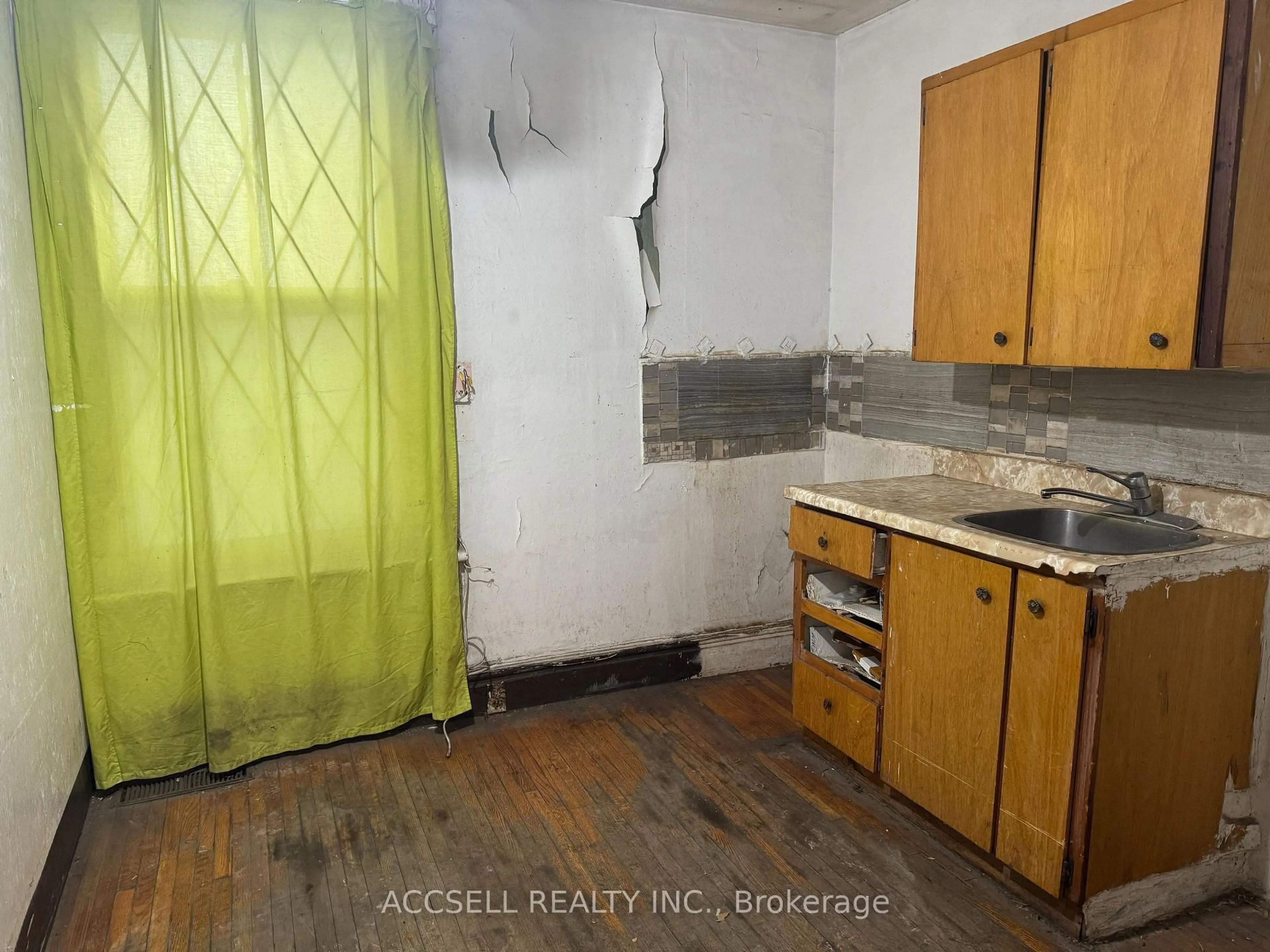 A pic of a room for 176 Brunswick Ave, Toronto Ontario M5S 2M5