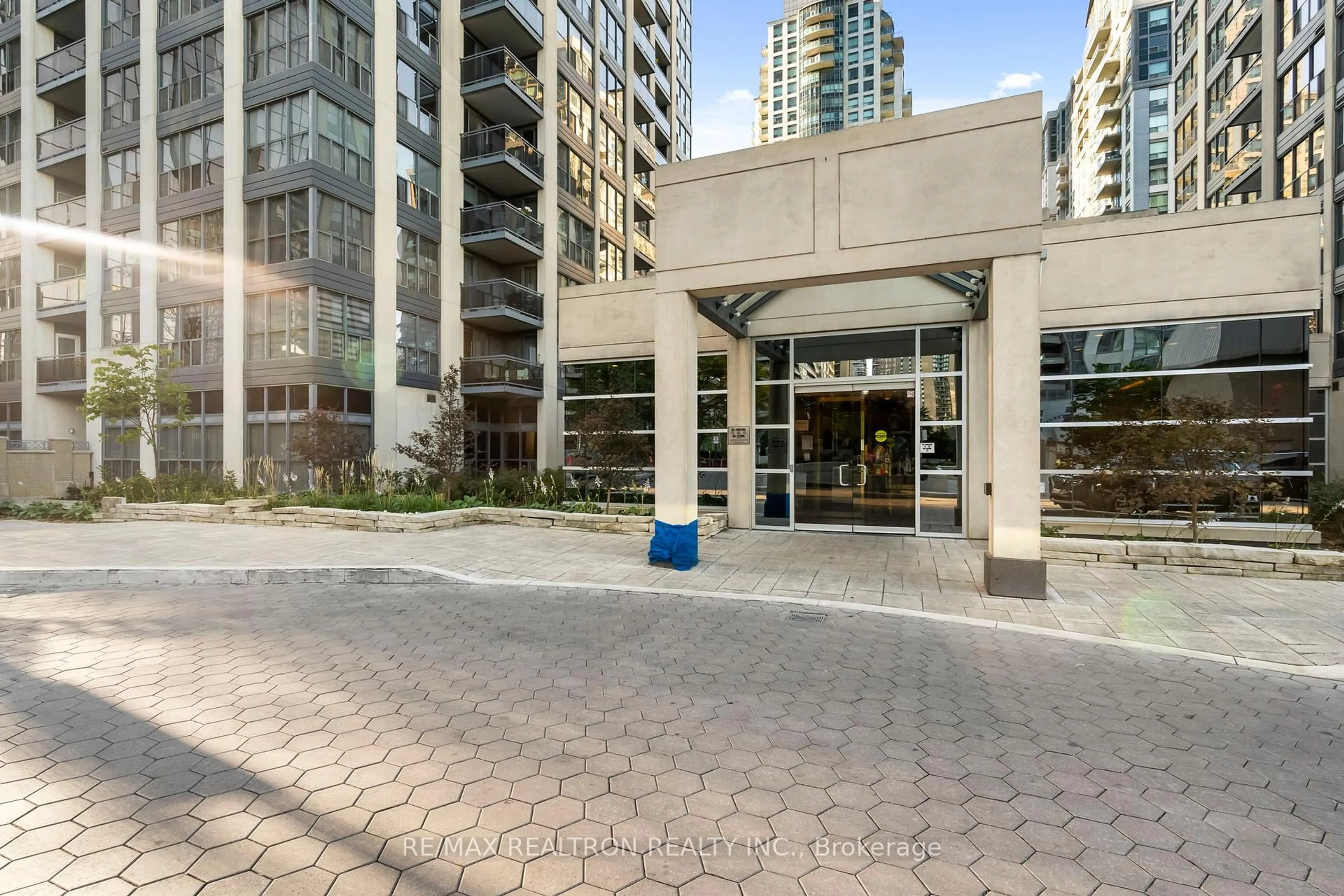Indoor foyer for 18 Hollywood Ave #1108, Toronto Ontario M2N 6P5