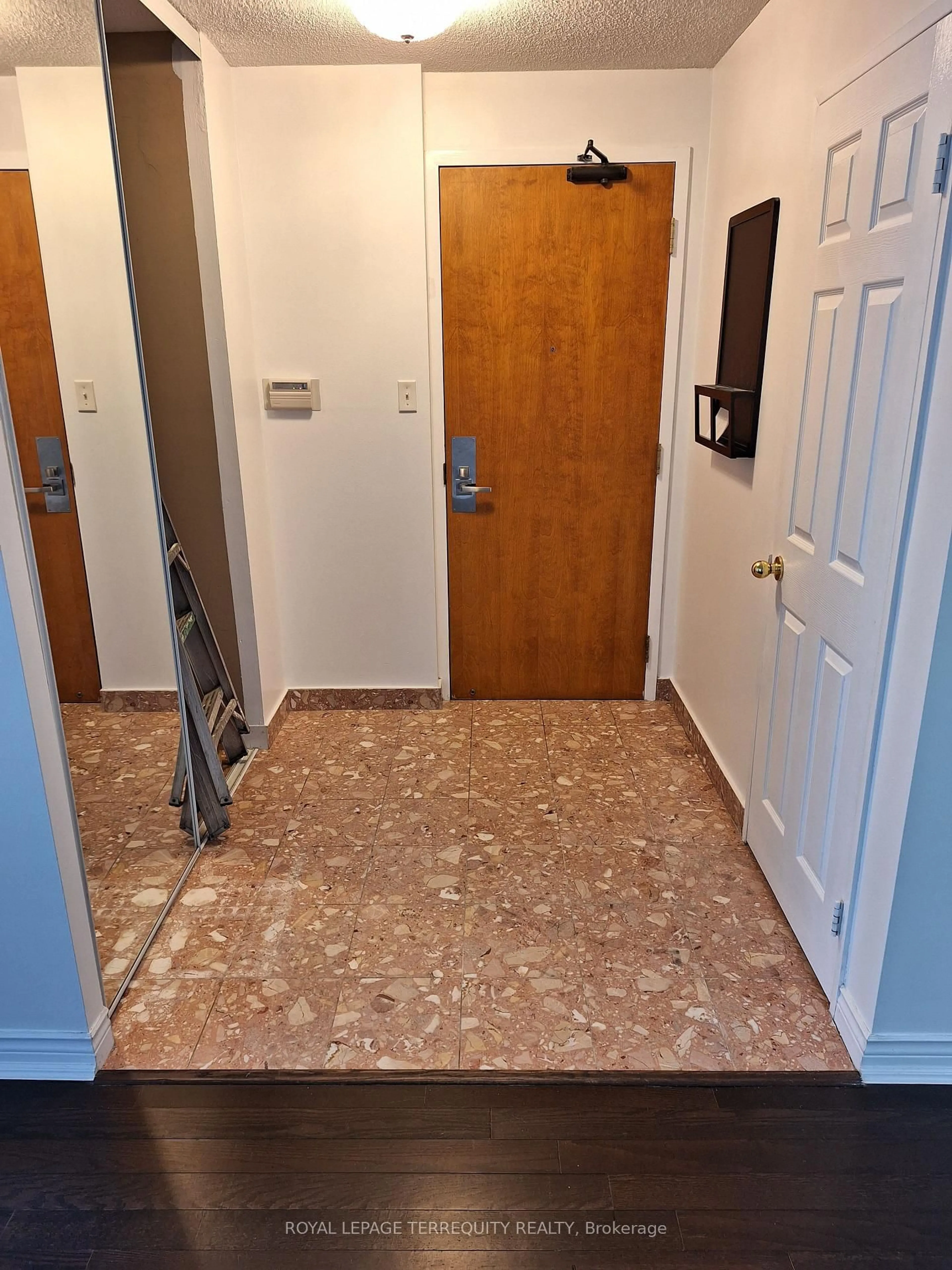 Indoor entryway for 256 Doris Ave #601, Toronto Ontario M2N 6X8