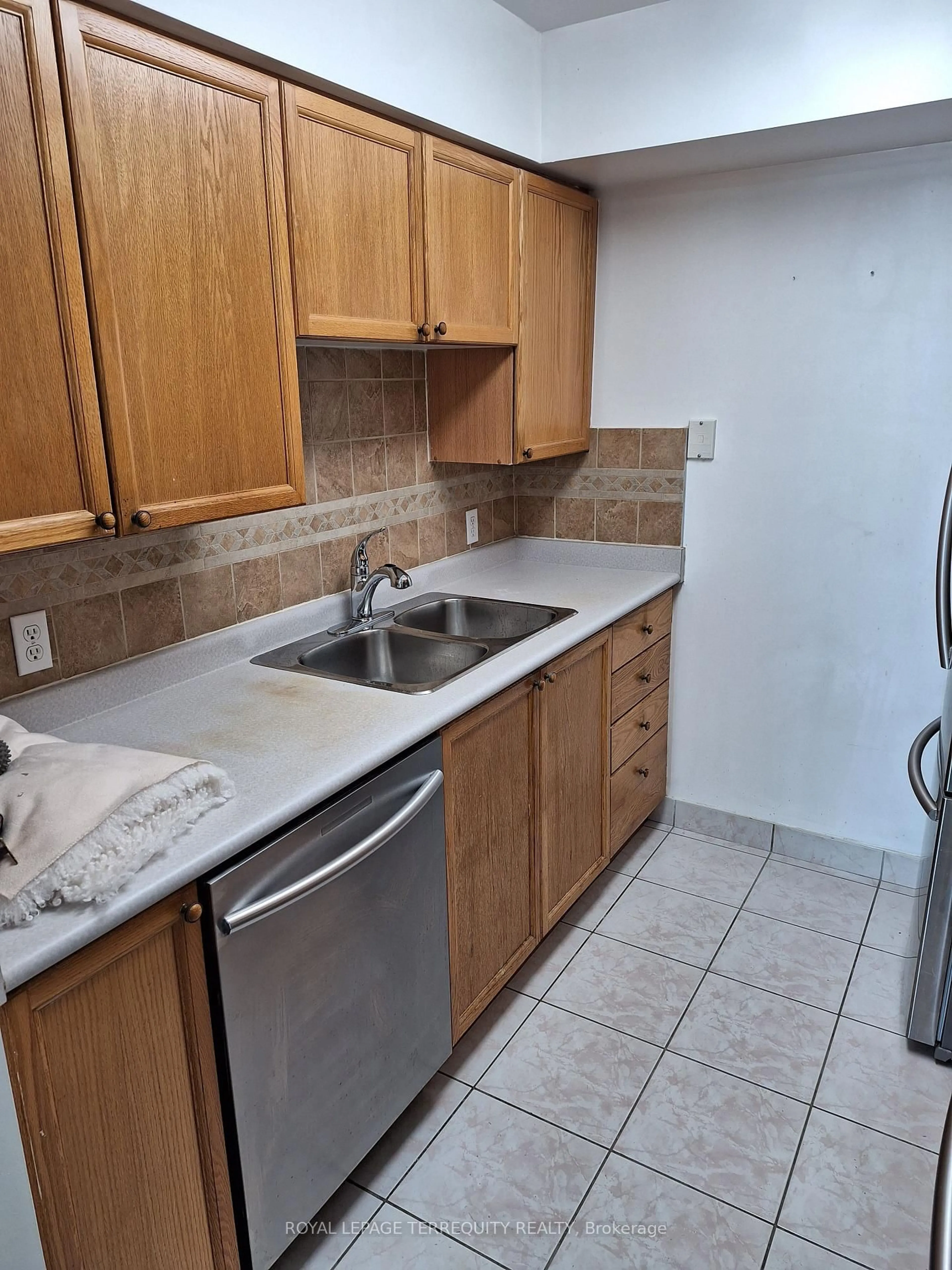 Standard kitchen, unknown for 256 Doris Ave #601, Toronto Ontario M2N 6X8