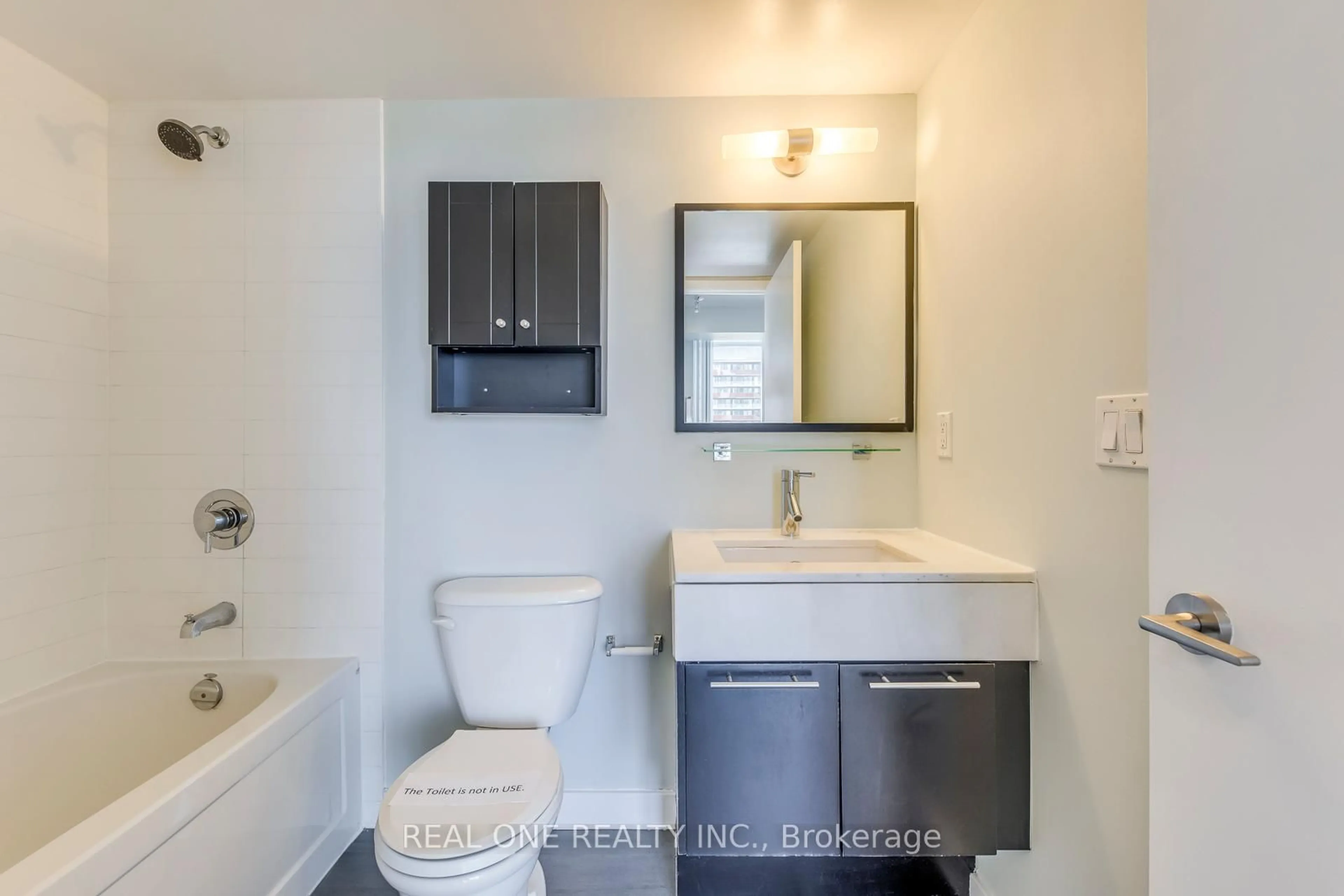 Standard bathroom, unknown for 126 Simcoe St #2007, Toronto Ontario M5H 4E6