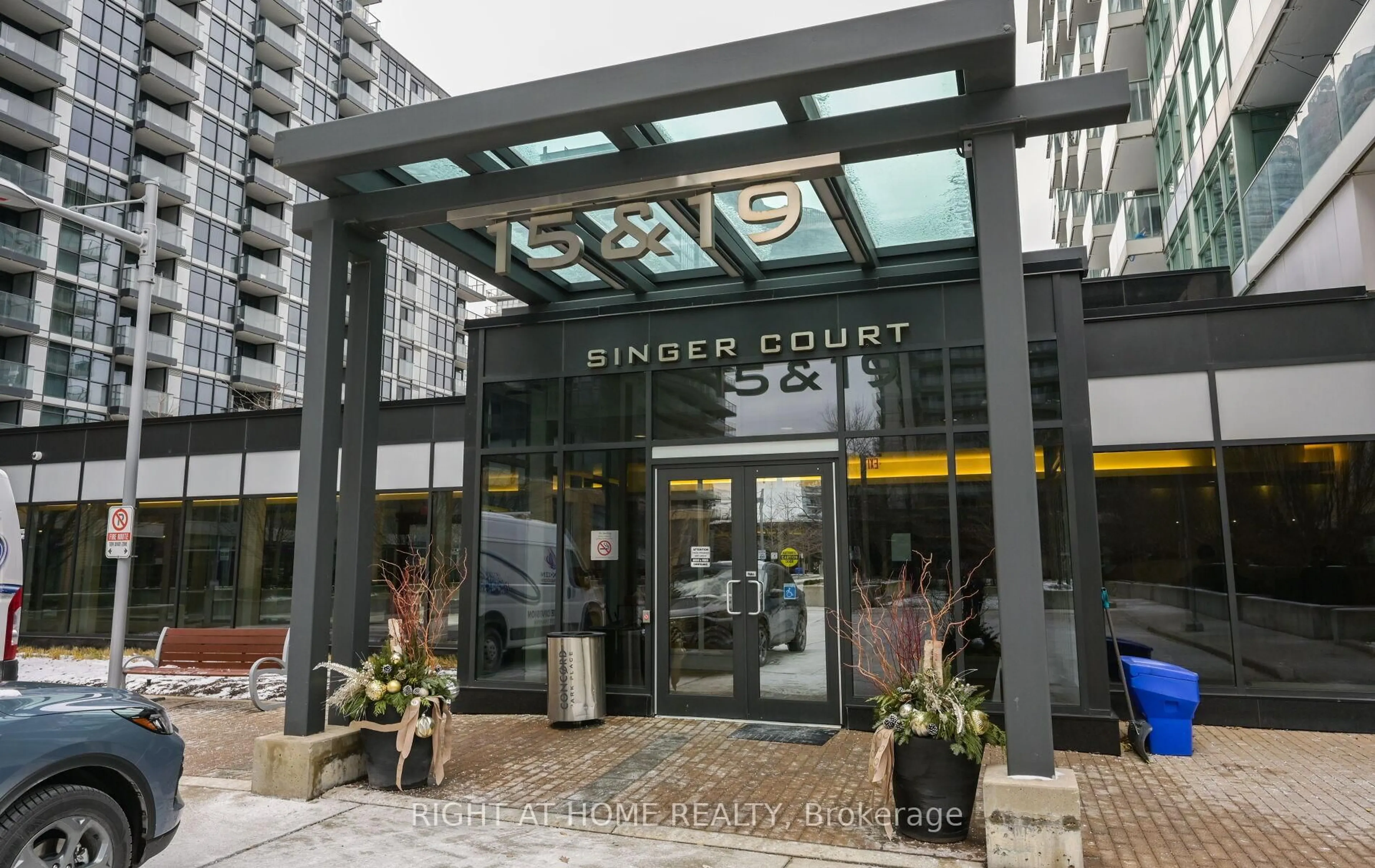 Indoor foyer for 19 Singer Crt #Ph06, Toronto Ontario M2K 0B2