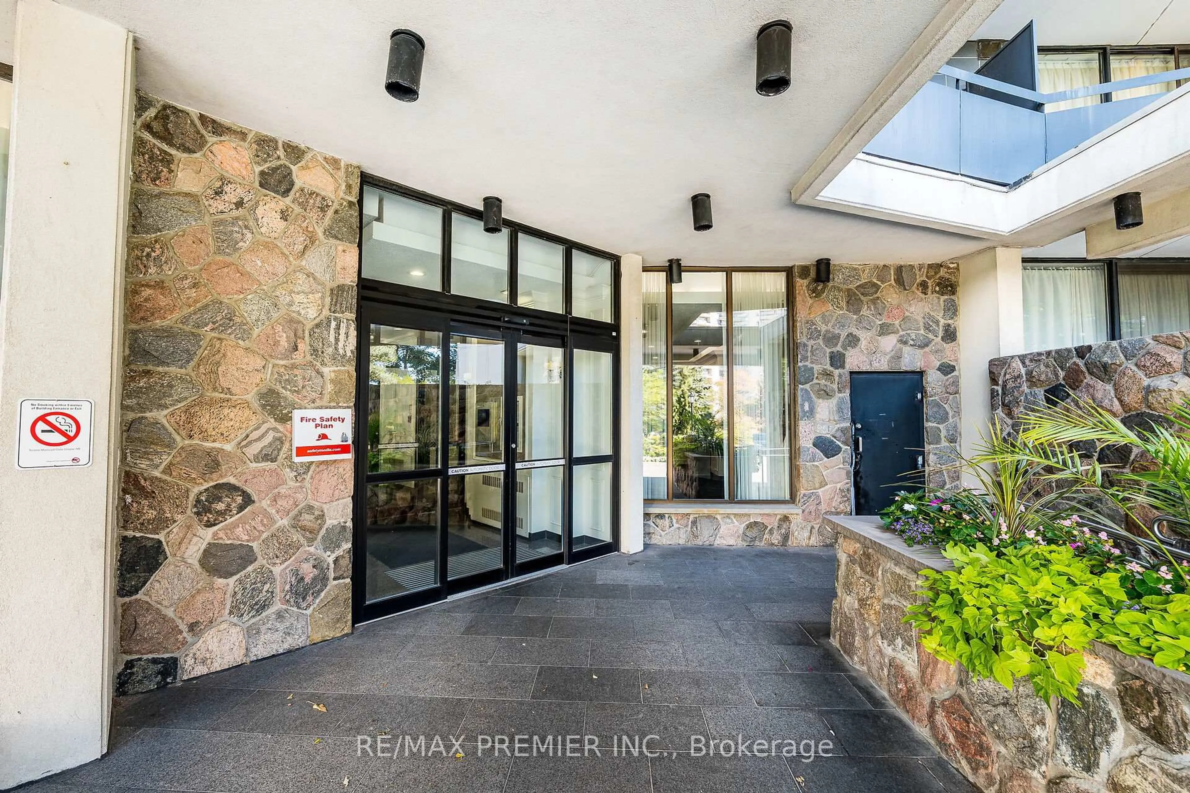 Indoor foyer for 75 Graydon Hall Dr #2308, Toronto Ontario M3A 3M5