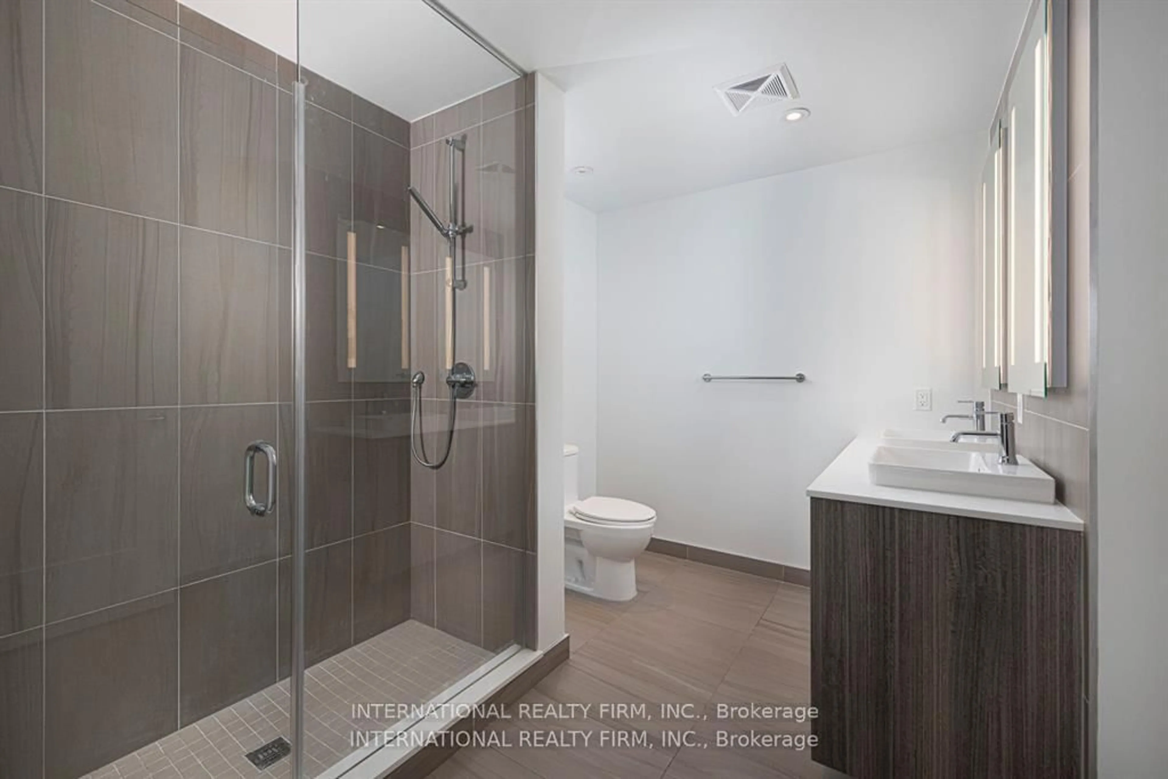 Standard bathroom, ceramic/tile floor for 480 FRONT St #1703, Toronto Ontario M5V 0V5