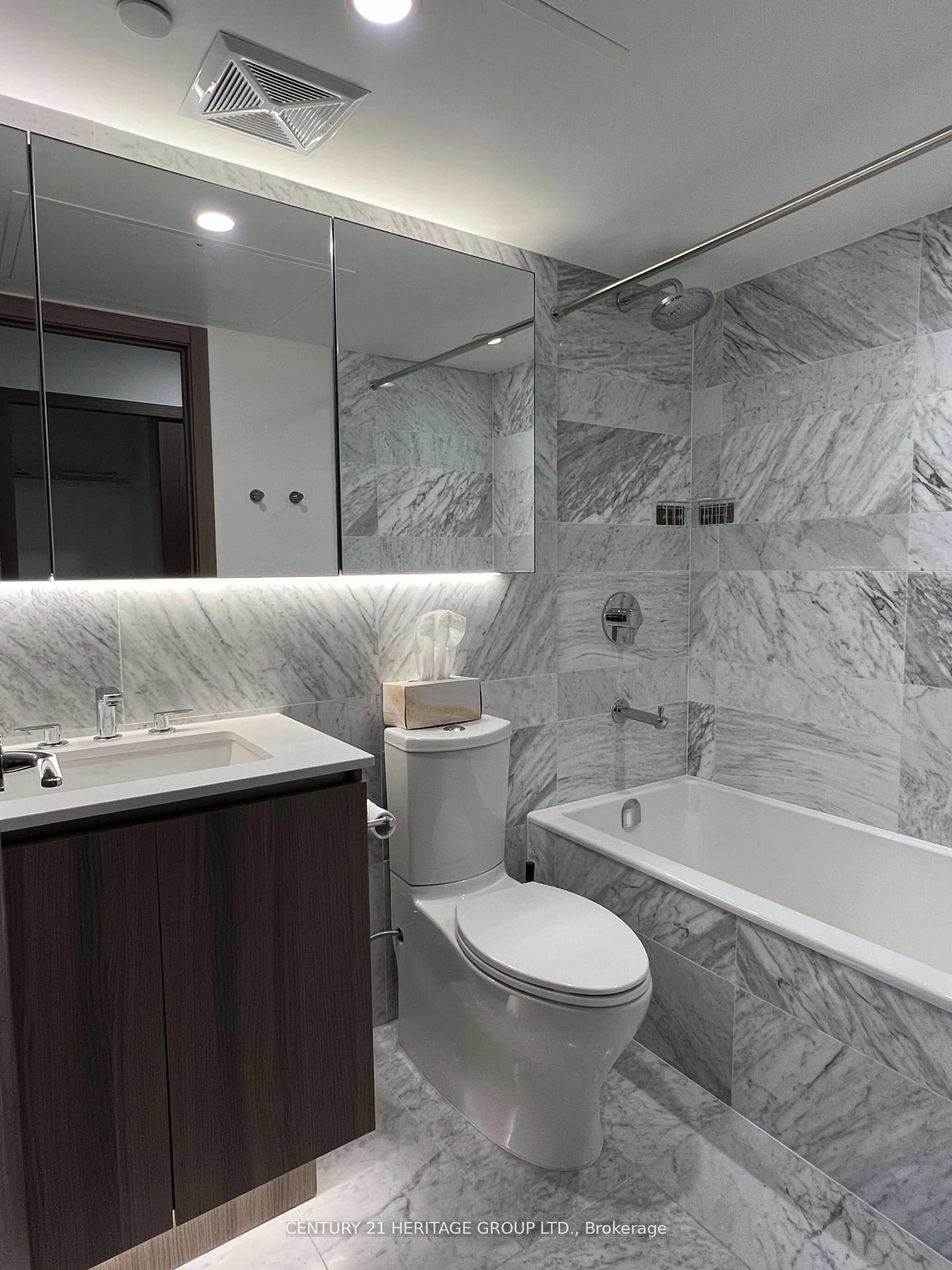 Standard bathroom, ceramic/tile floor for 19 Bathurst St #2210, Toronto Ontario M5V 2P1
