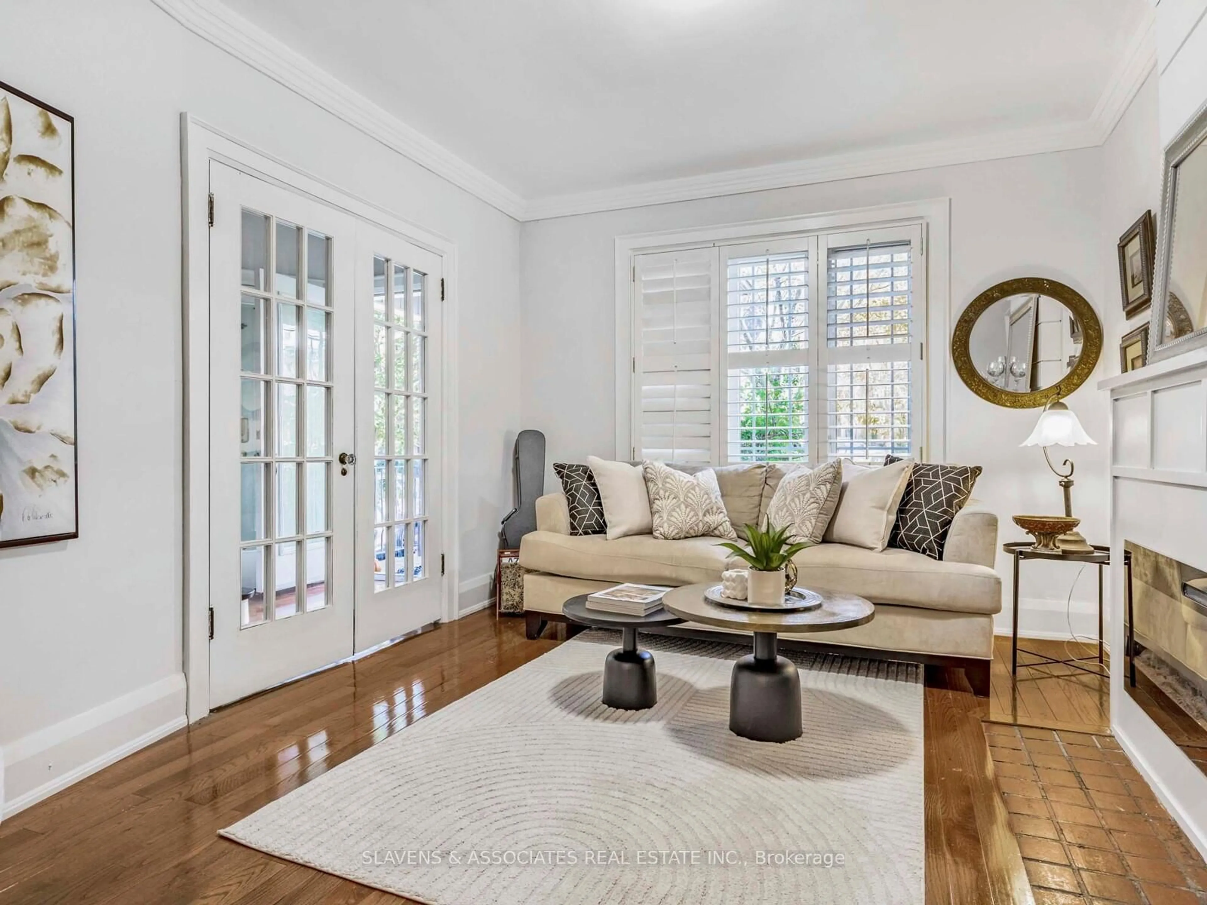 Living room with furniture, unknown for 226 Broadway Ave, Toronto Ontario M4P 1V9