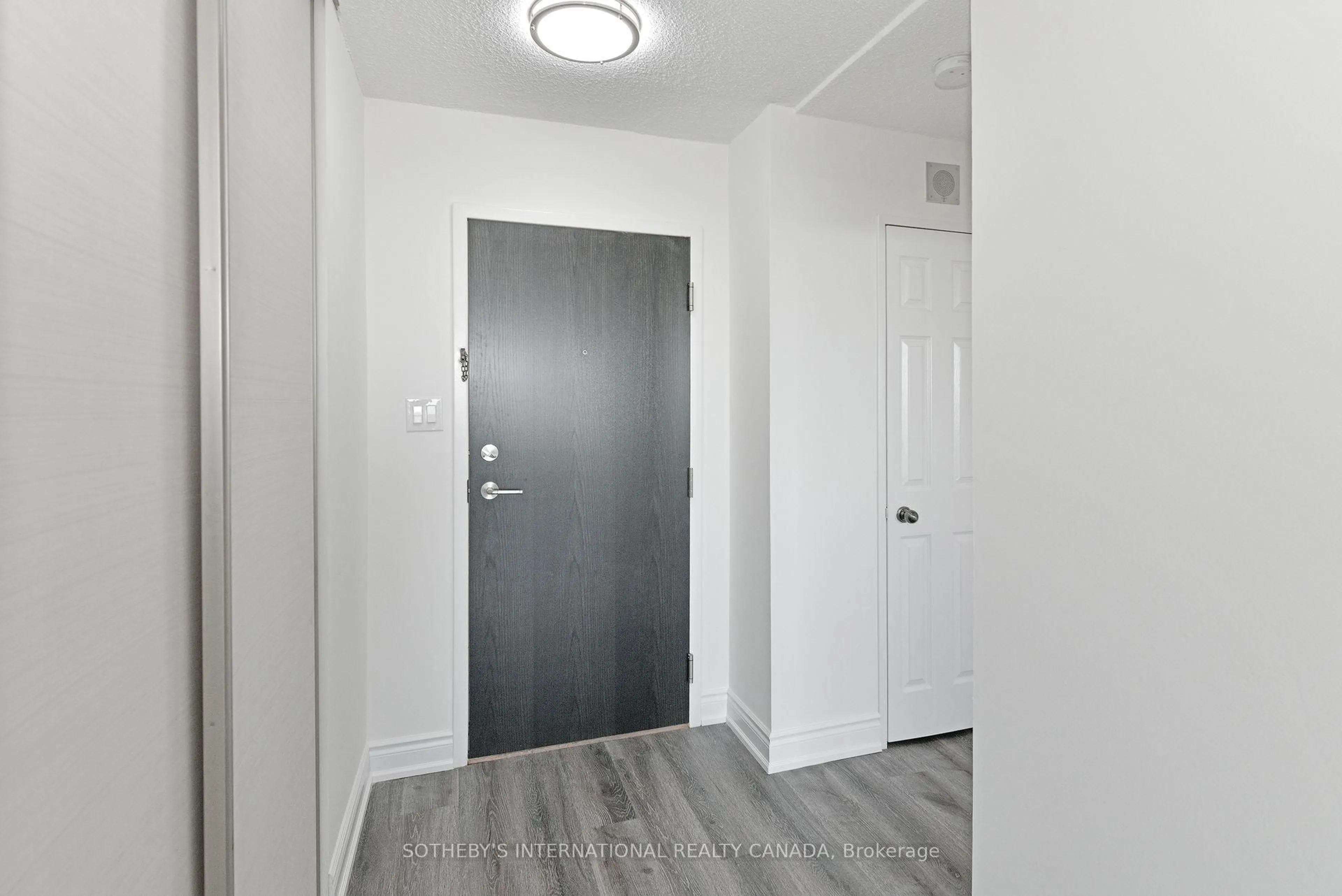 Indoor entryway for 3000 Bathurst St #1205, Toronto Ontario M6B 3B4