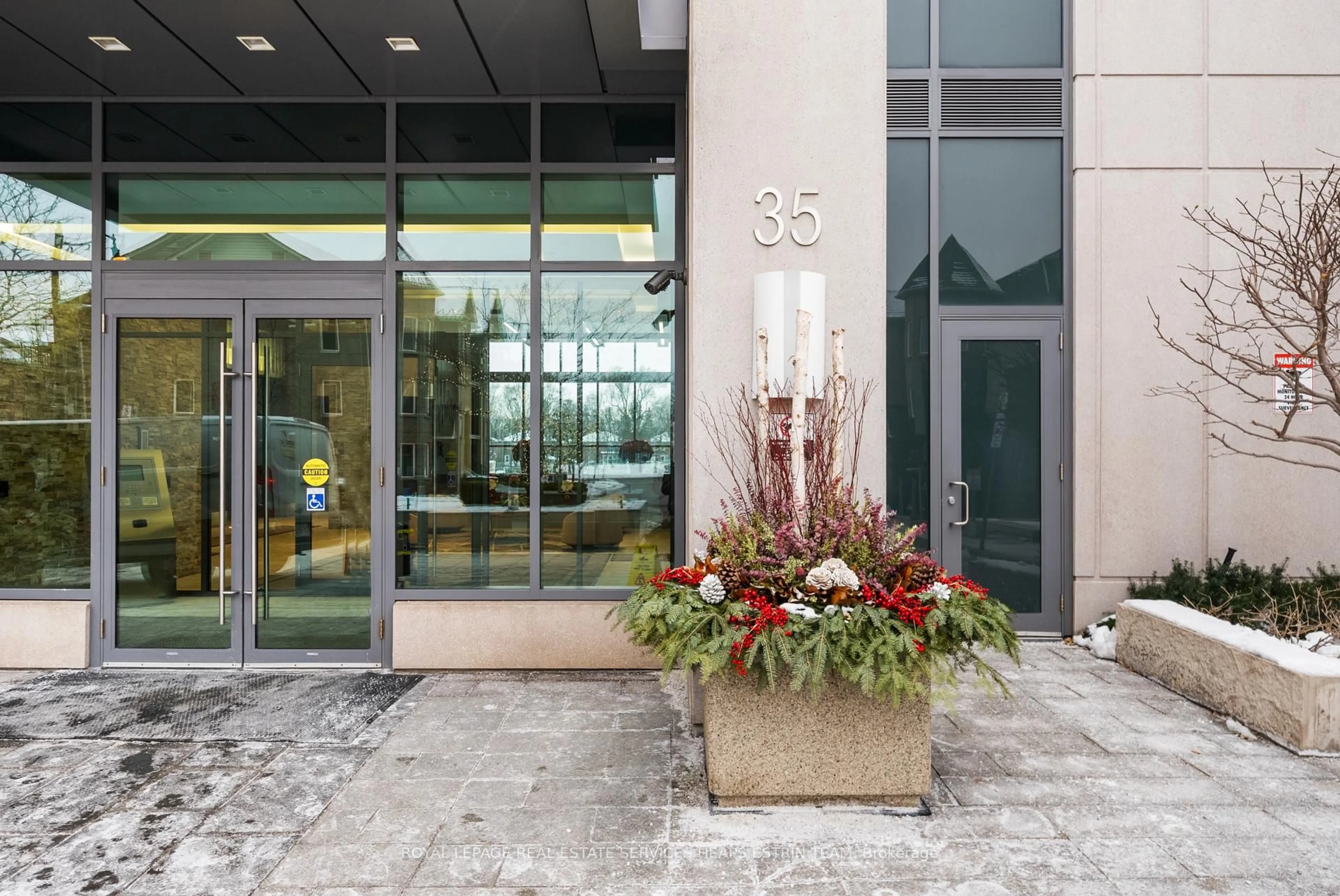 Indoor foyer for 35 Brian Peck Cres #504, Toronto Ontario M4G 0A5