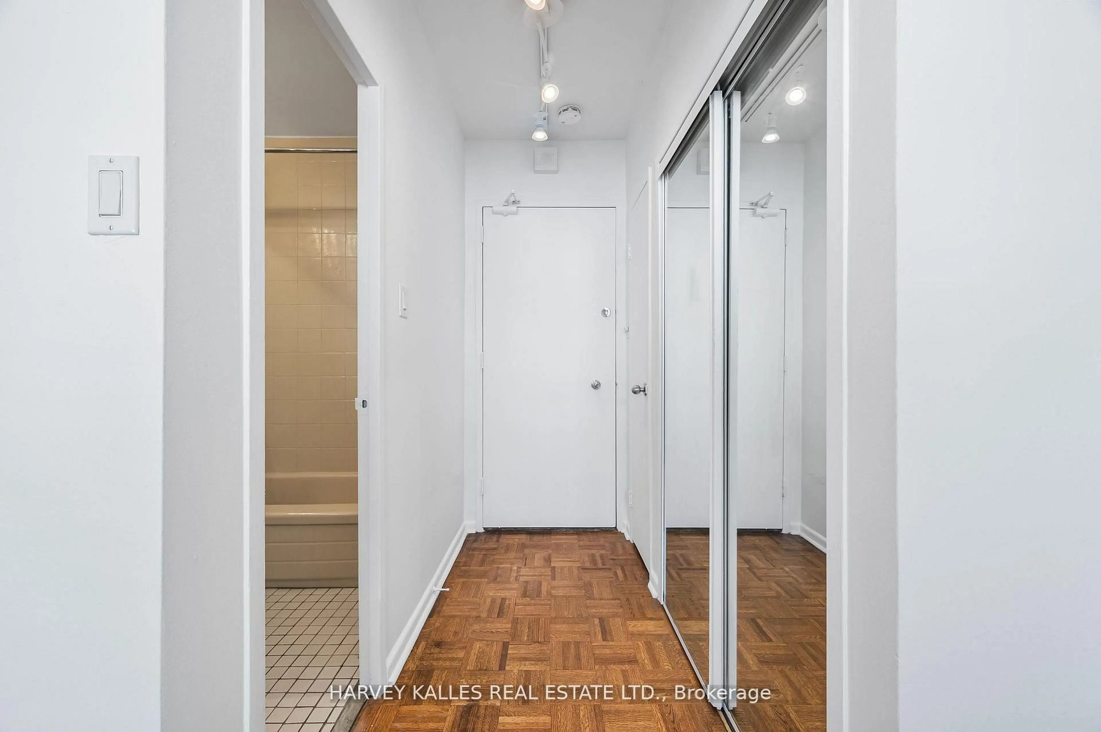 Indoor entryway for 78 Warren Rd #706, Toronto Ontario M4V 2R6