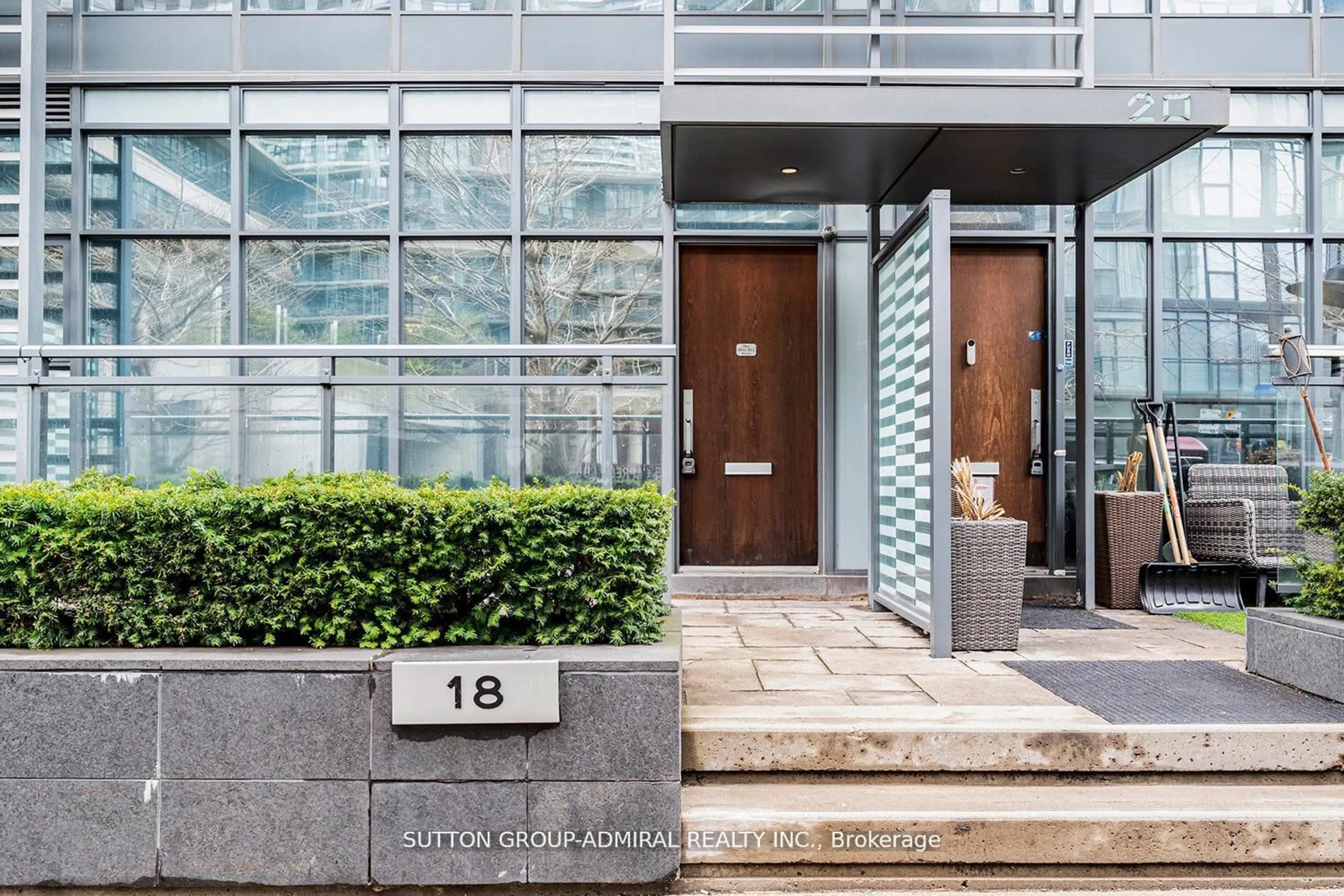 Indoor foyer for 18 Capreol Crt #G20, Toronto Ontario M5V 4A3