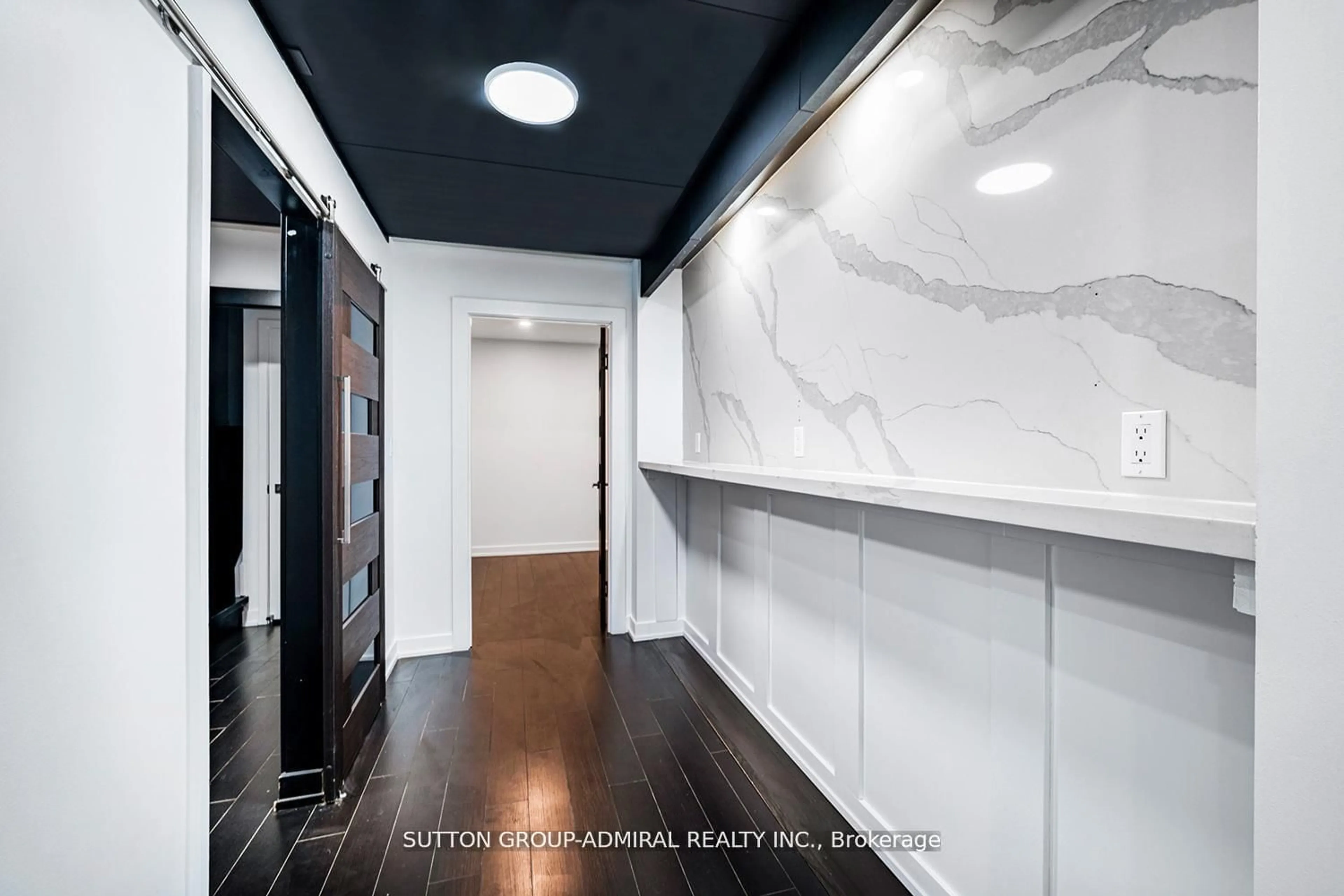 Indoor entryway for 18 Capreol Crt #G20, Toronto Ontario M5V 4A3