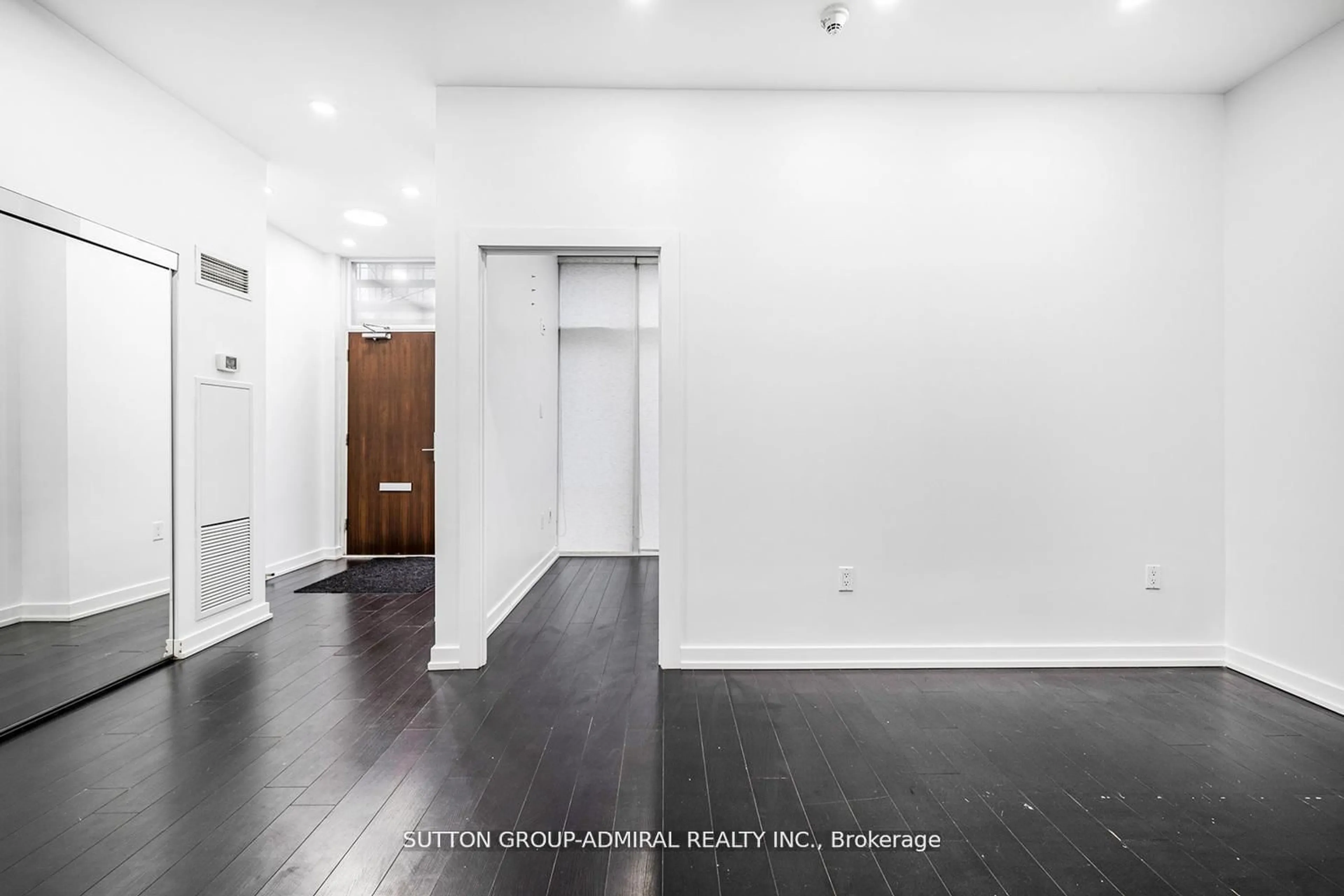 Unknown for 18 Capreol Crt #G20, Toronto Ontario M5V 4A3