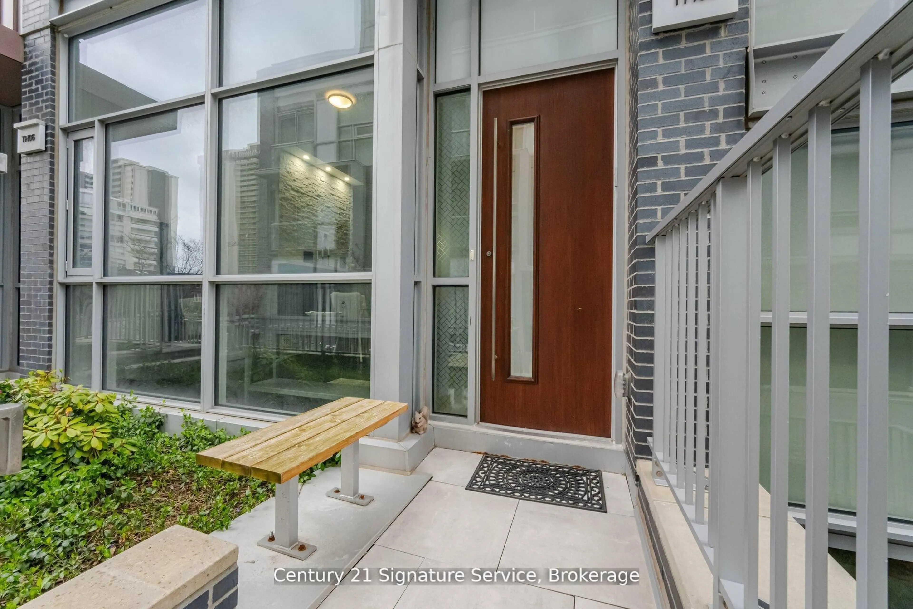 Indoor entryway for 101 Erskine Ave #TH05, Toronto Ontario M4P 0C5