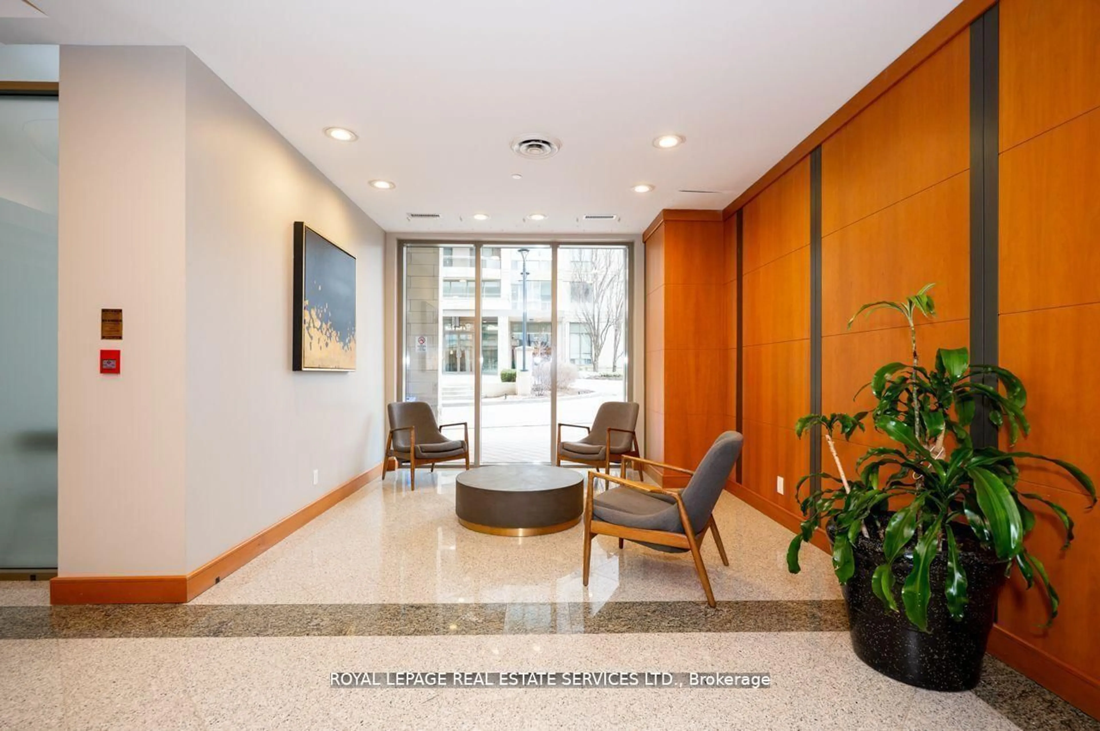 Indoor foyer for 256 Doris Ave #308, Toronto Ontario M2N 6X8
