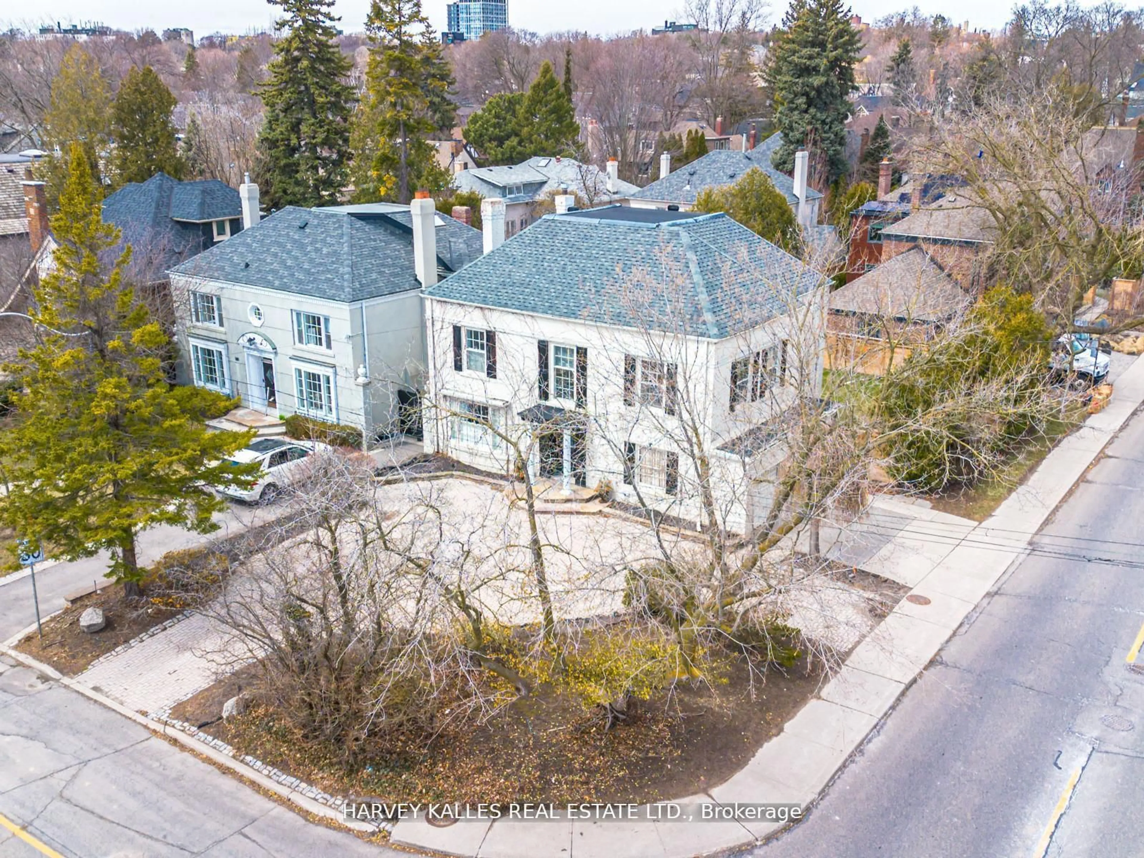 A pic from outside/outdoor area/front of a property/back of a property/a pic from drone, street for 2 Silverwood Ave, Toronto Ontario M5P 1W4