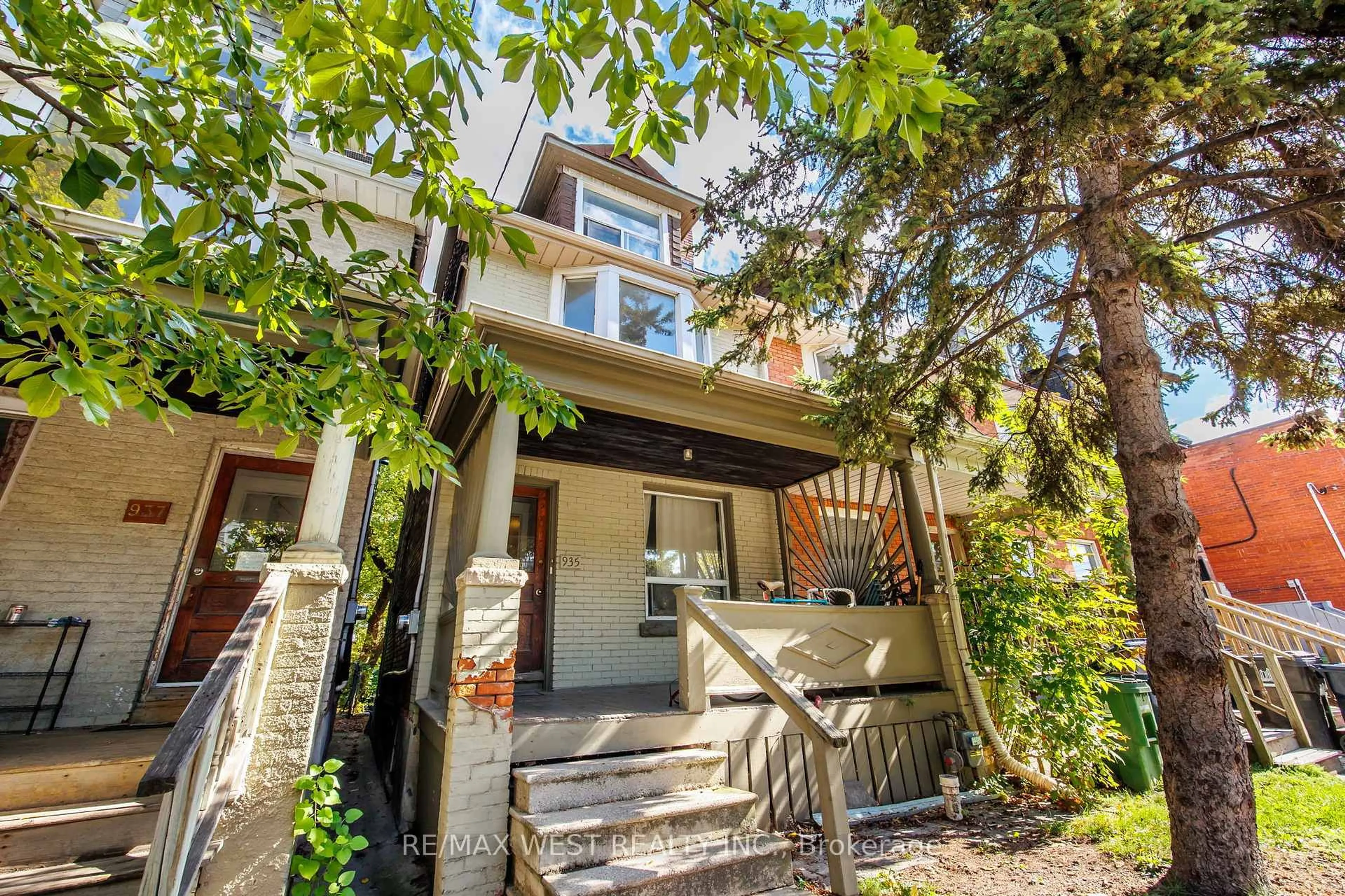 Unknown for 935 Bathurst St, Toronto Ontario M5R 3G4