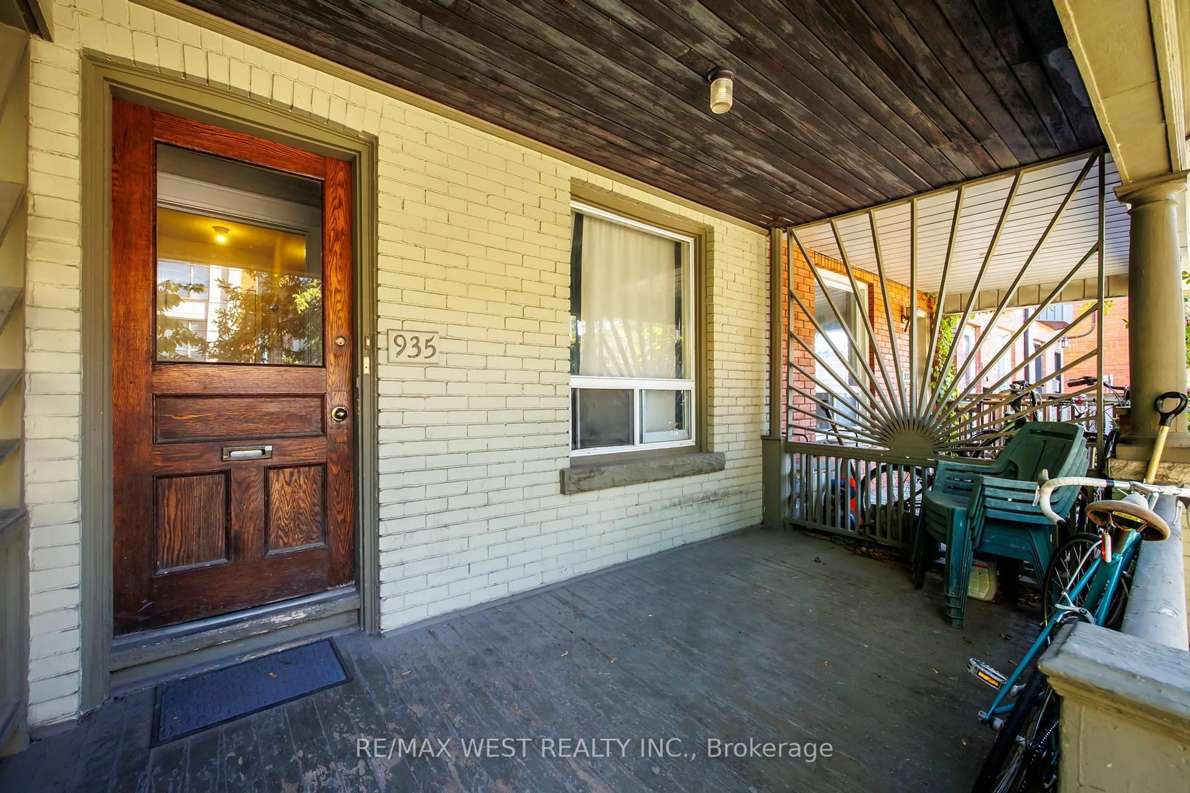 Indoor entryway for 935 Bathurst St, Toronto Ontario M5R 3G4
