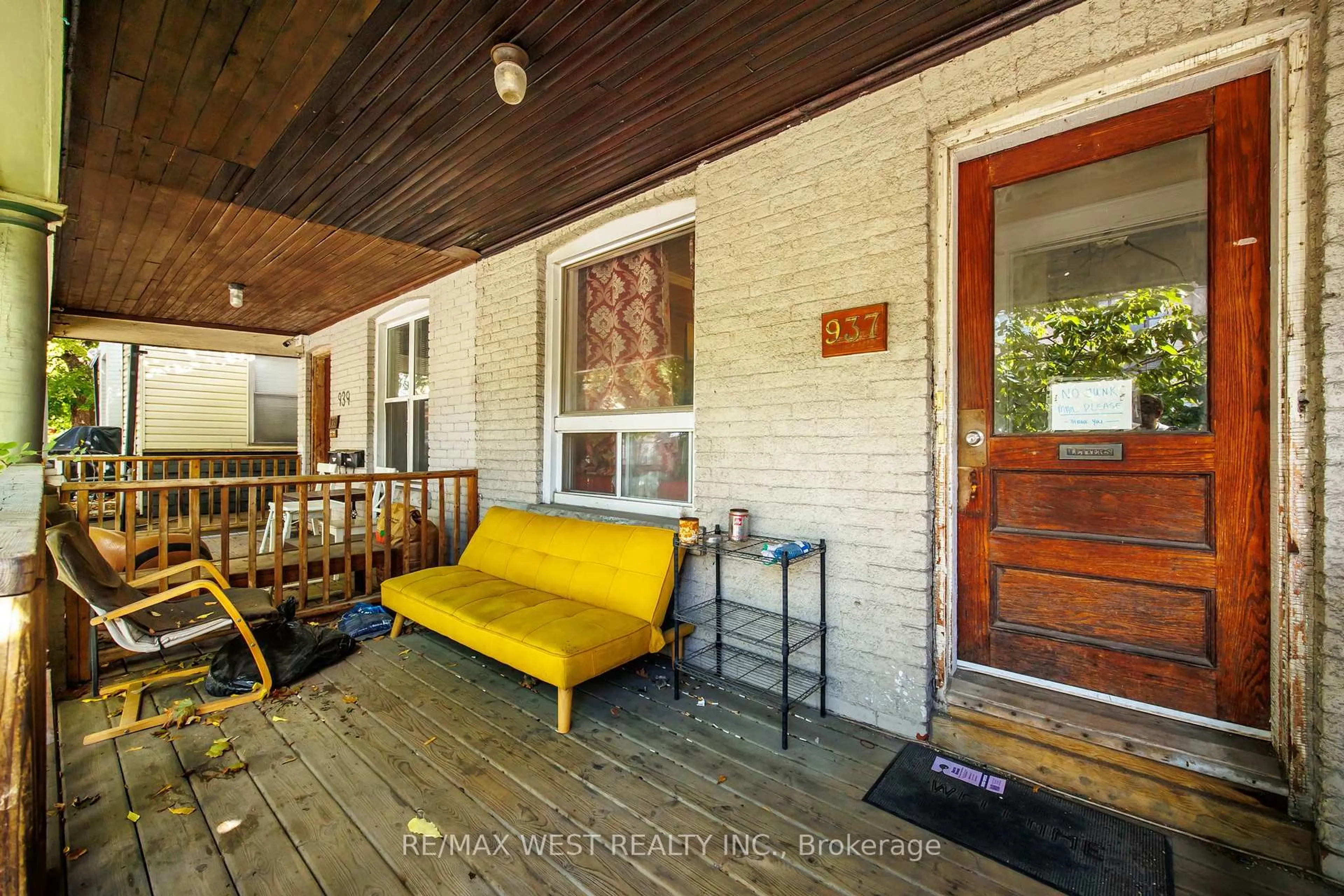 Patio, street for 937 Bathurst St, Toronto Ontario M5R 3G4