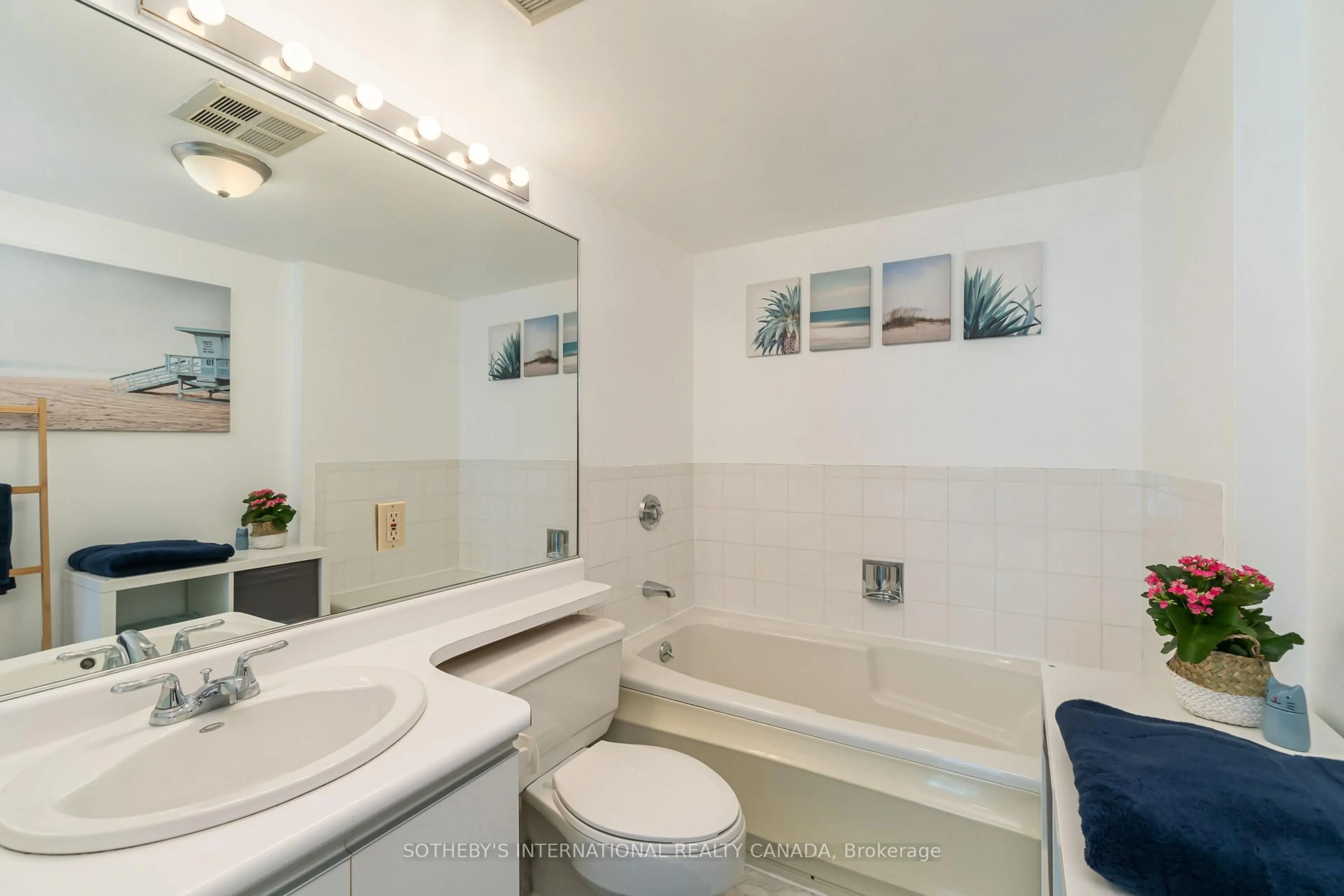 Standard bathroom, ceramic/tile floor for 10 Yonge St #3106, Toronto Ontario M5E 1R4