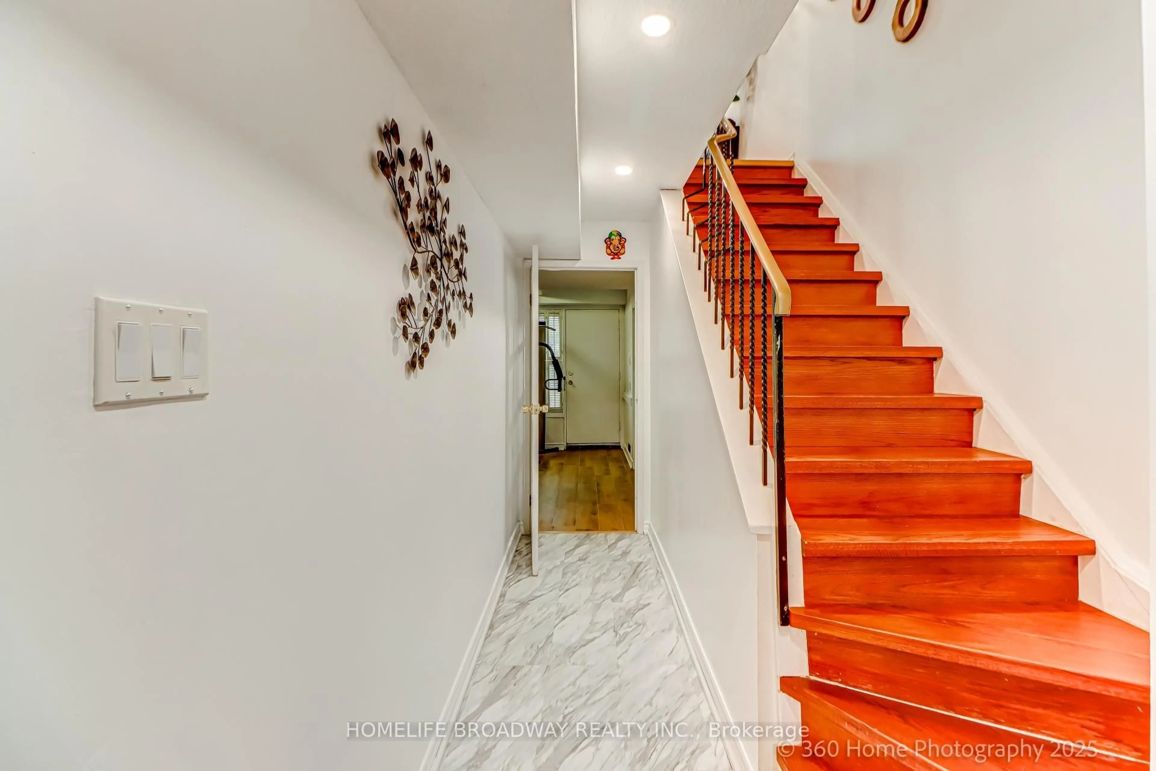 Indoor foyer for 51 Yellow Birch Way, Toronto Ontario M2H 2S9