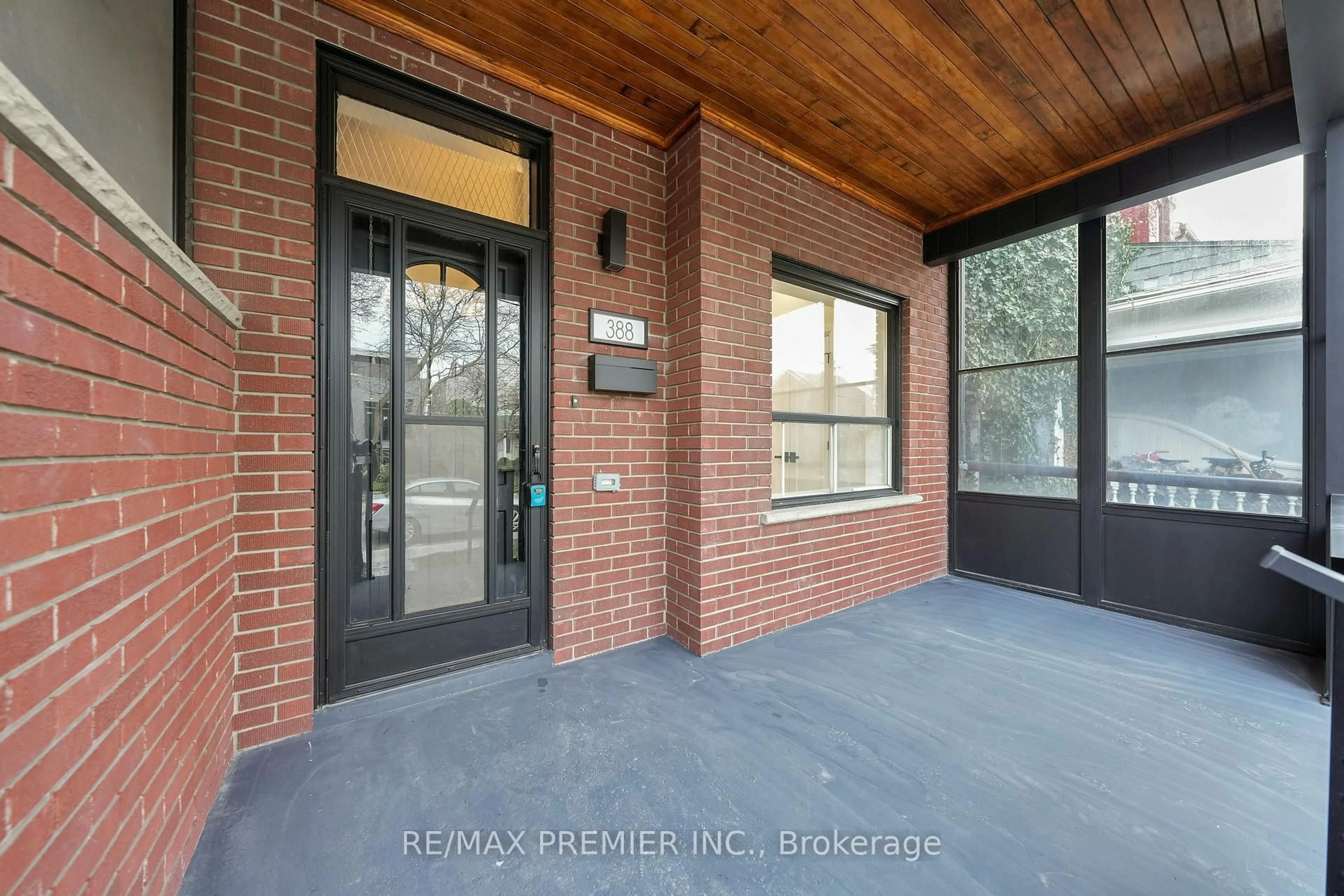 Indoor entryway for 388 Crawford St, Toronto Ontario M6J 2V9