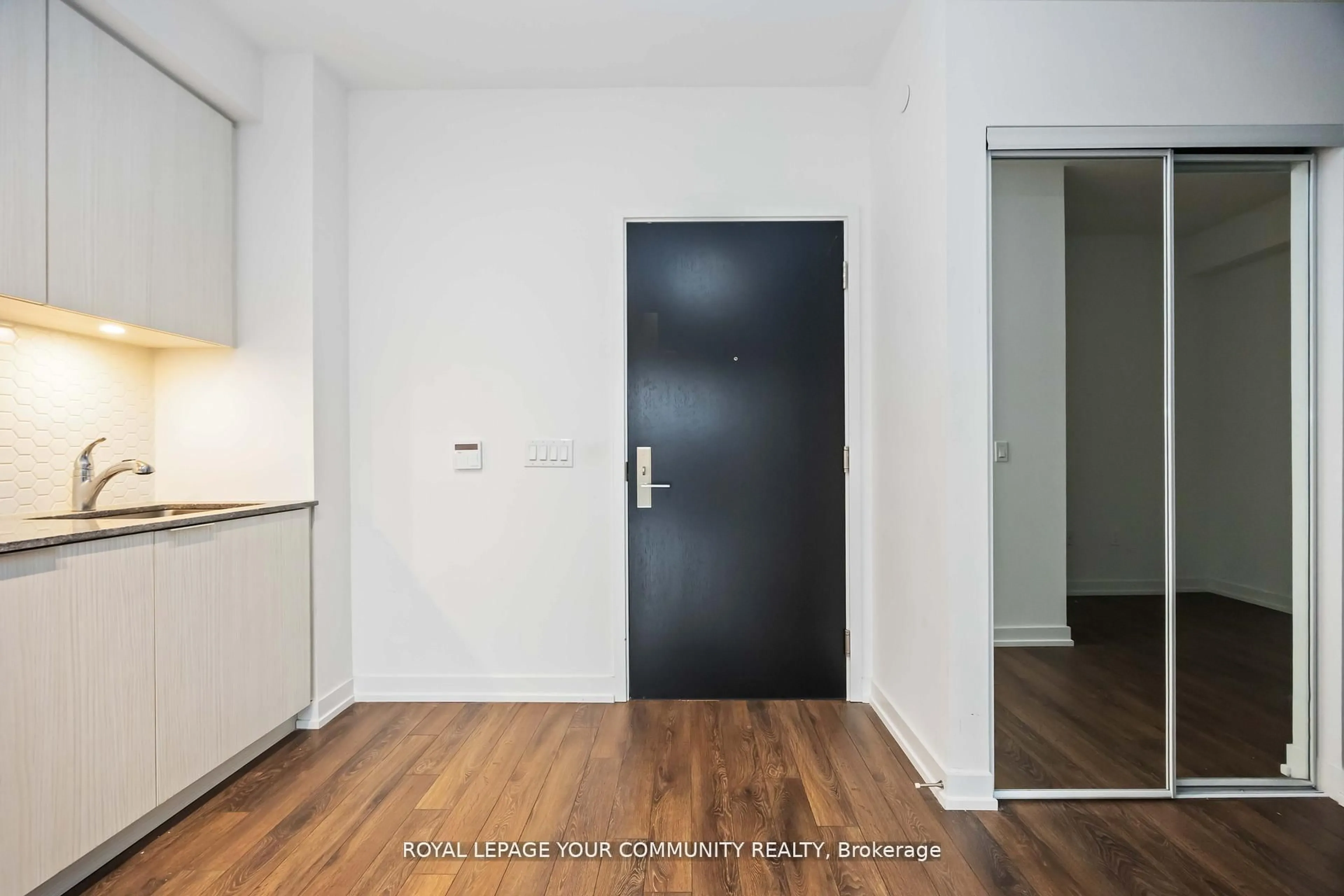 Indoor entryway for 158 Front St #320, Toronto Ontario M5A 0K9